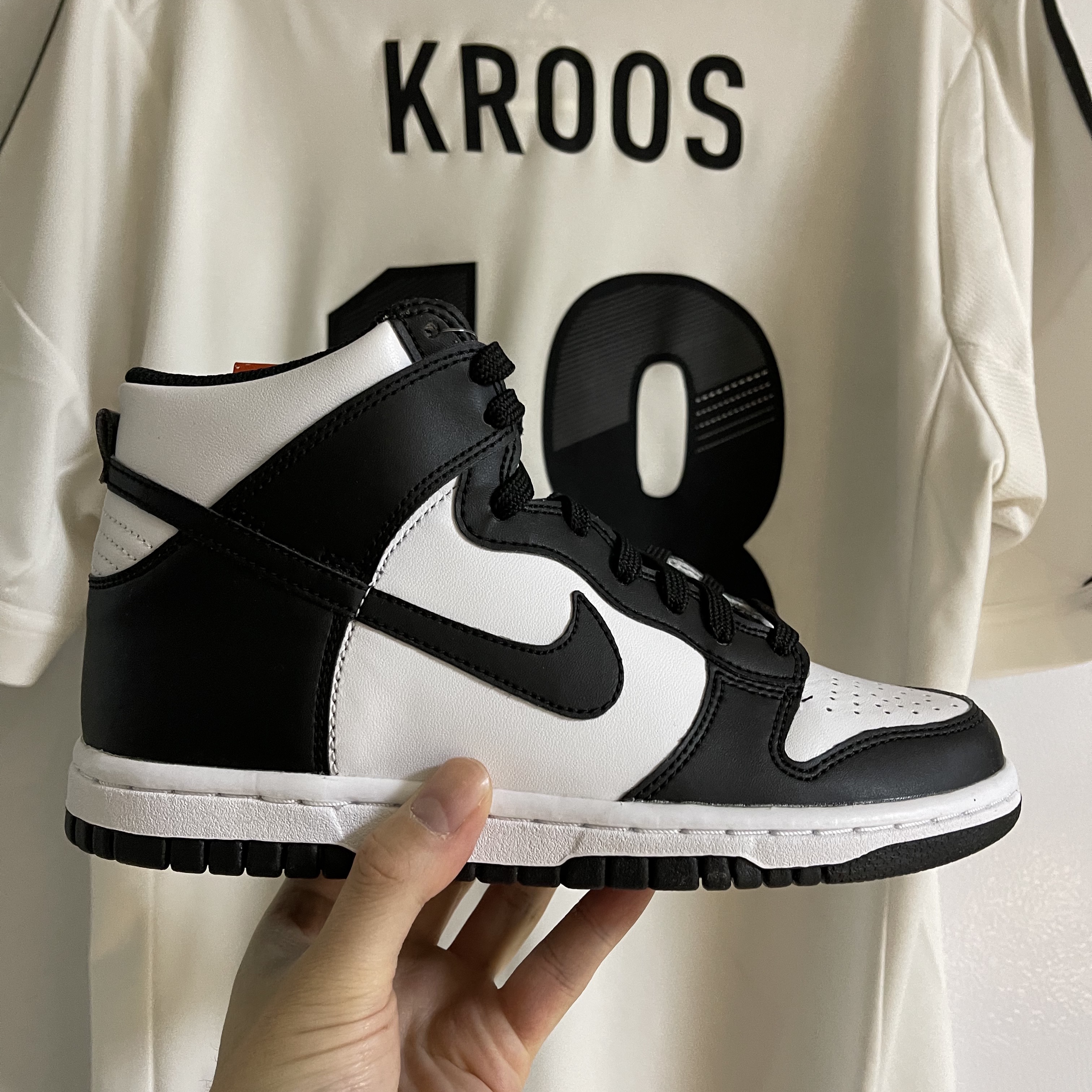 (GS) Nike Dunk High Black and White 착용 스타일 - 1