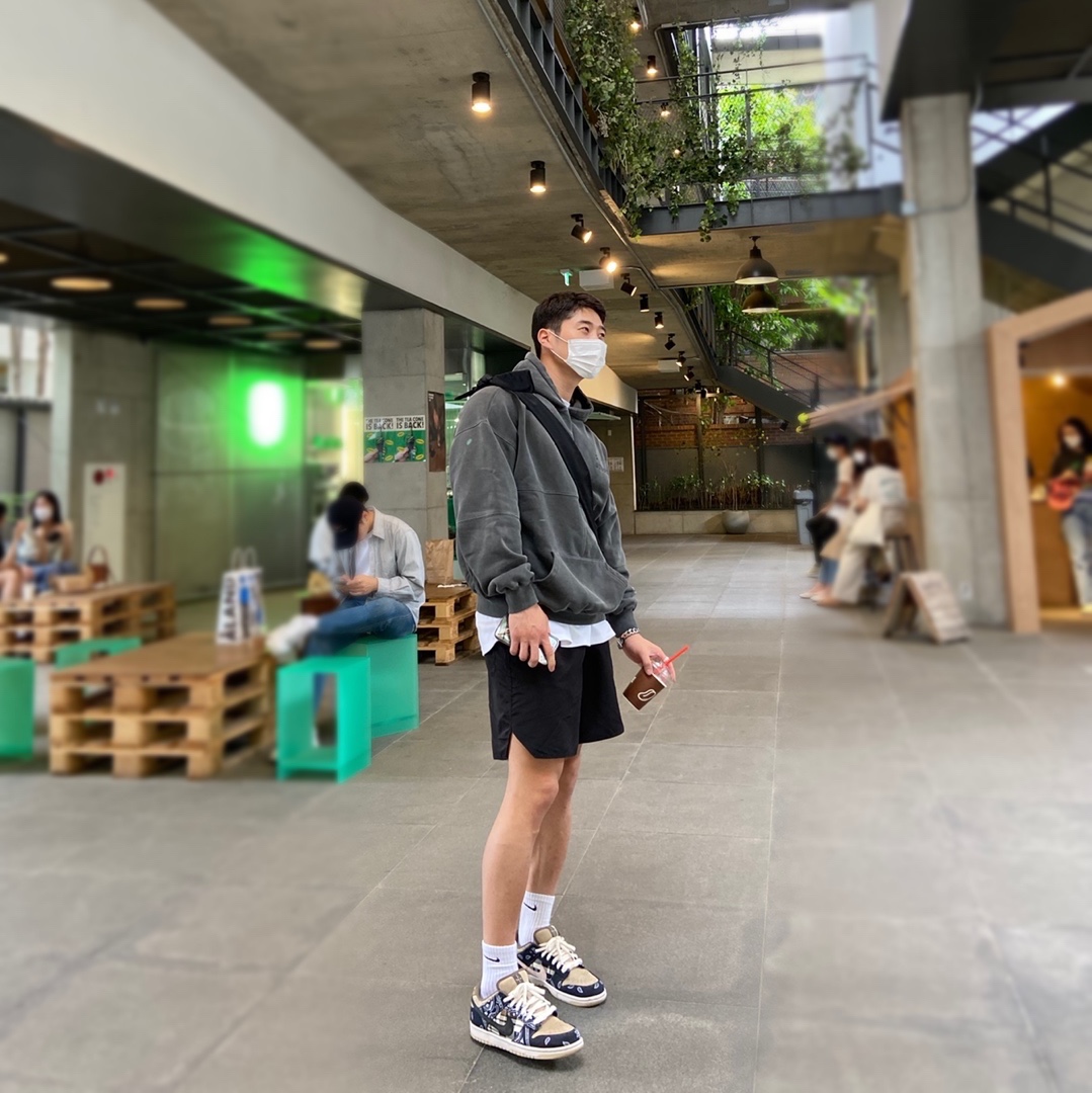 Nike x Travis Scott SB Dunk Low, IAB Studio Blocked Pigment Hoodie Black 착용 스타일