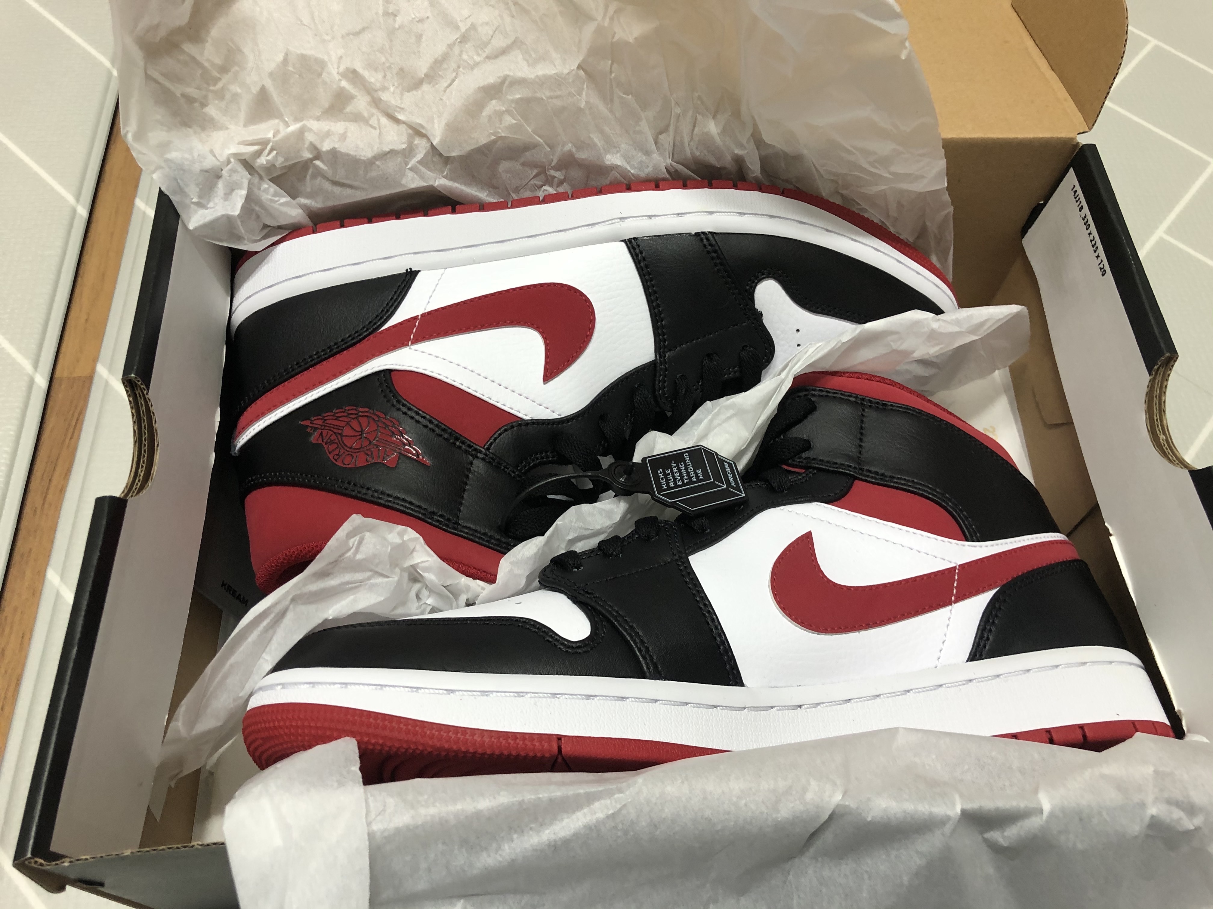 Jordan 1 Mid Gym Red Black White 착용 스타일 - 1