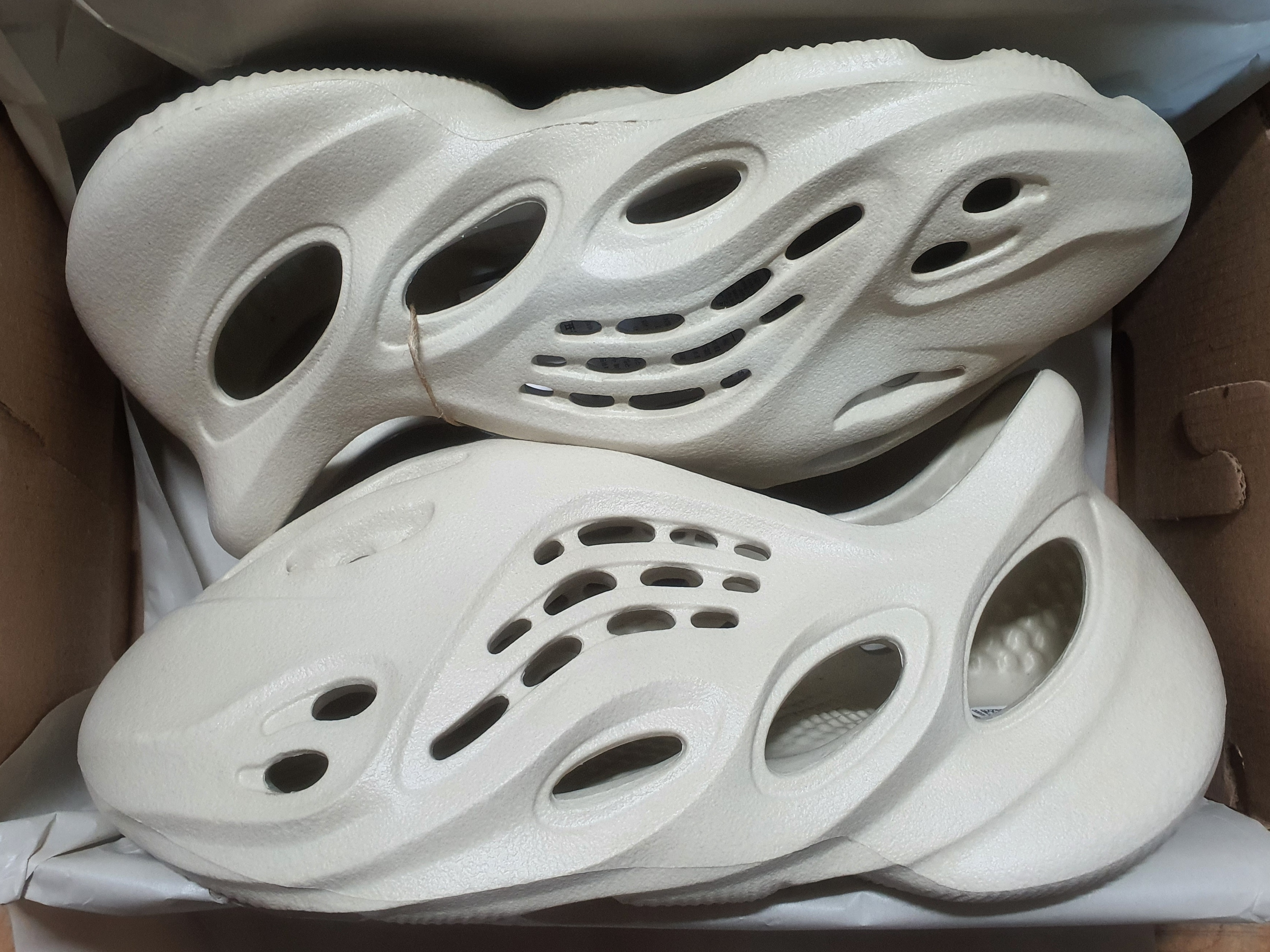 Adidas Yeezy Foam RNNR Sand 착용 스타일