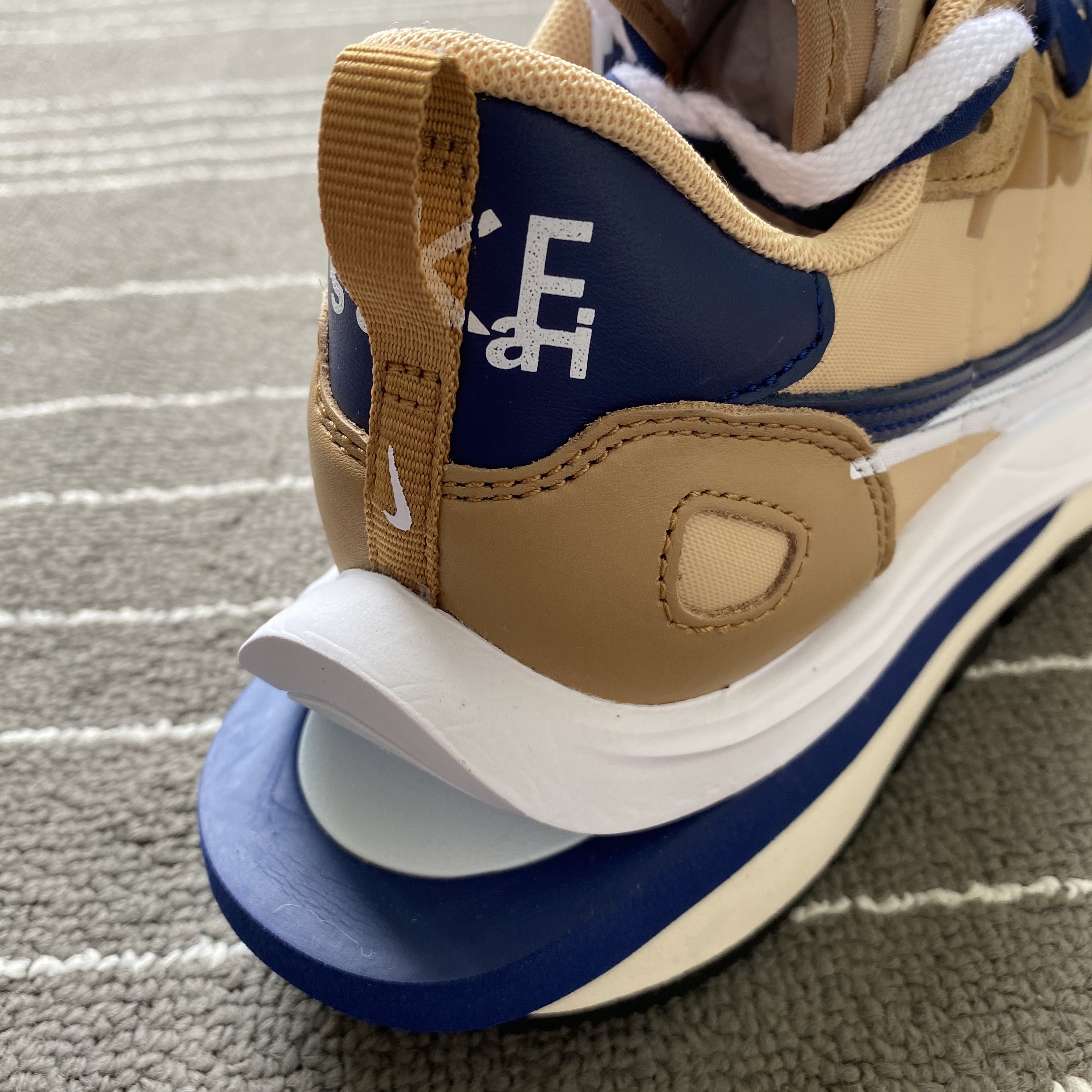 Nike x Sacai VaporWaffle Sesame and Blue Void 착용 스타일 - 5