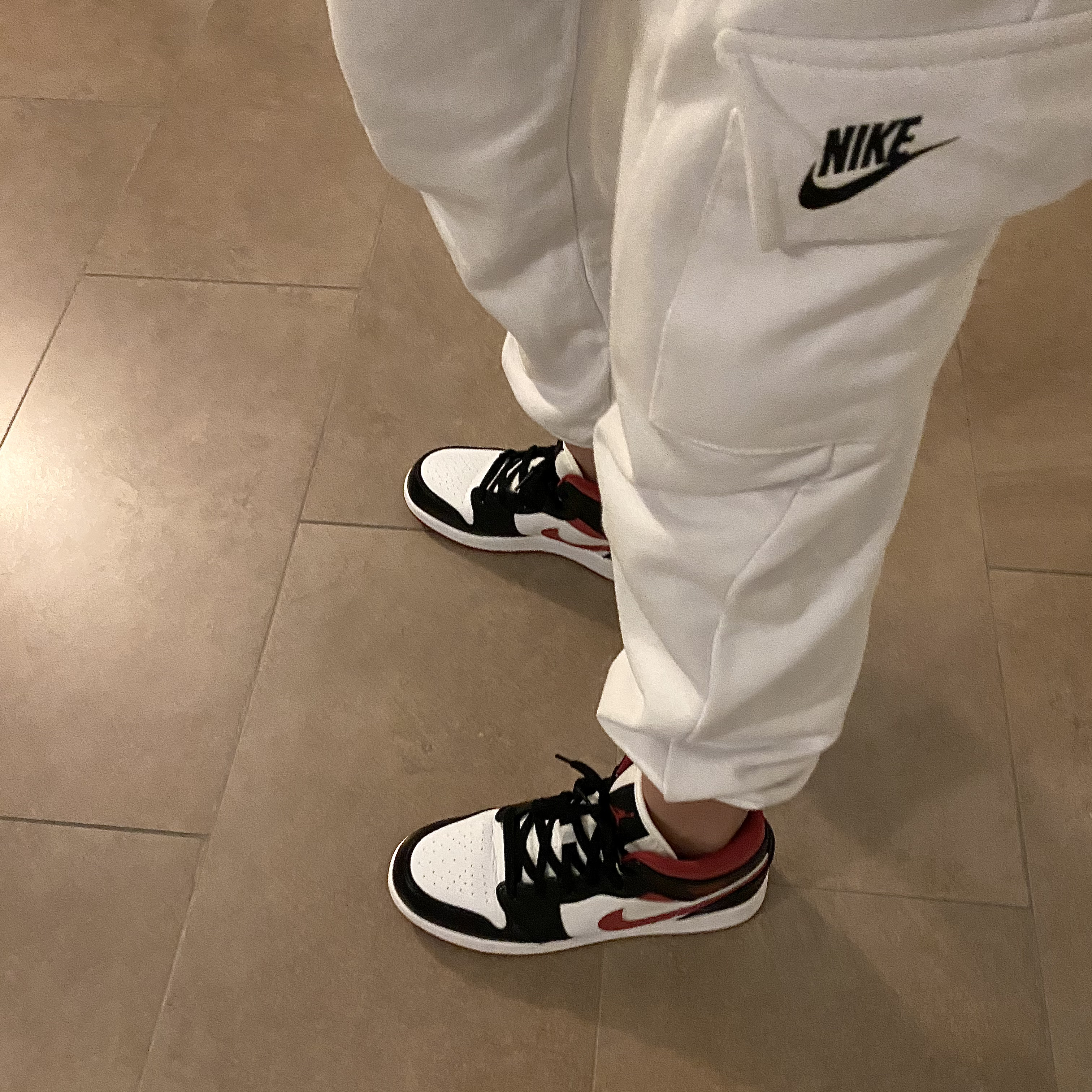Jordan 1 Mid Gym Red Black White 착용 스타일