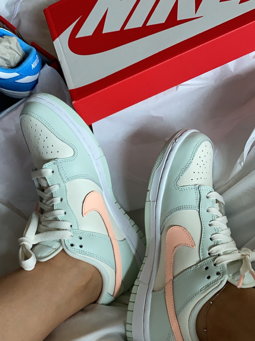 (W) Nike Dunk Low Barely Green 착용 스타일 - 3
