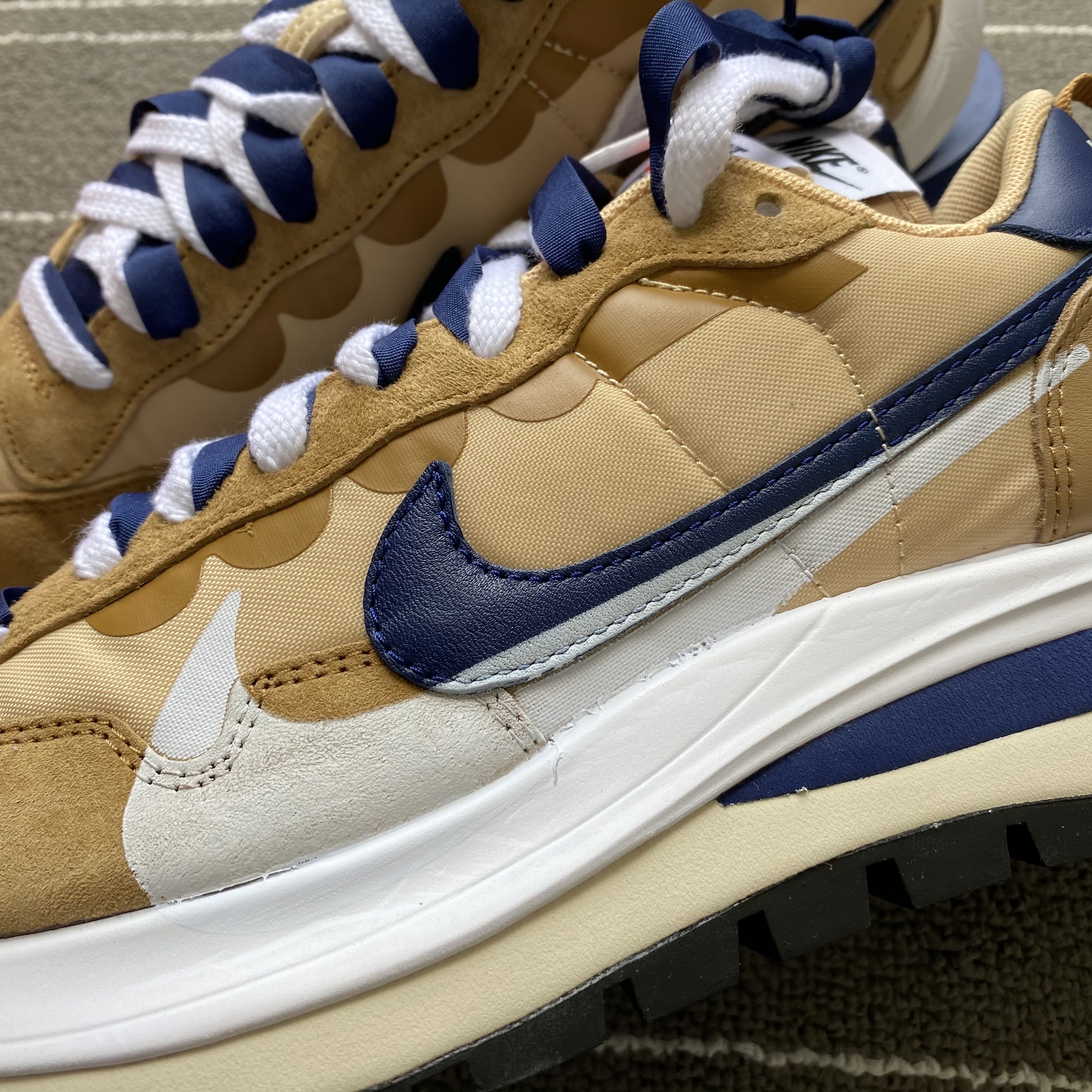 Nike x Sacai VaporWaffle Sesame and Blue Void 착용 스타일 - 4