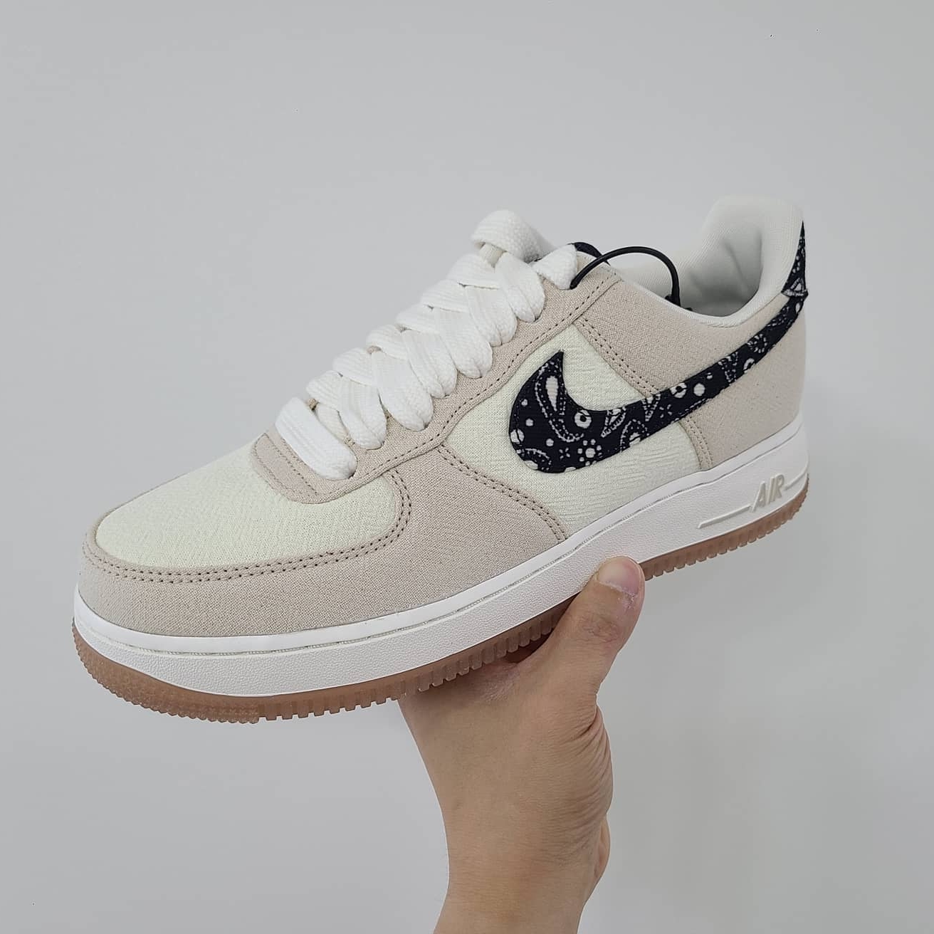 Nike Air Force 1 '07 LV8 Paisley Swoosh 착용 스타일 - 1