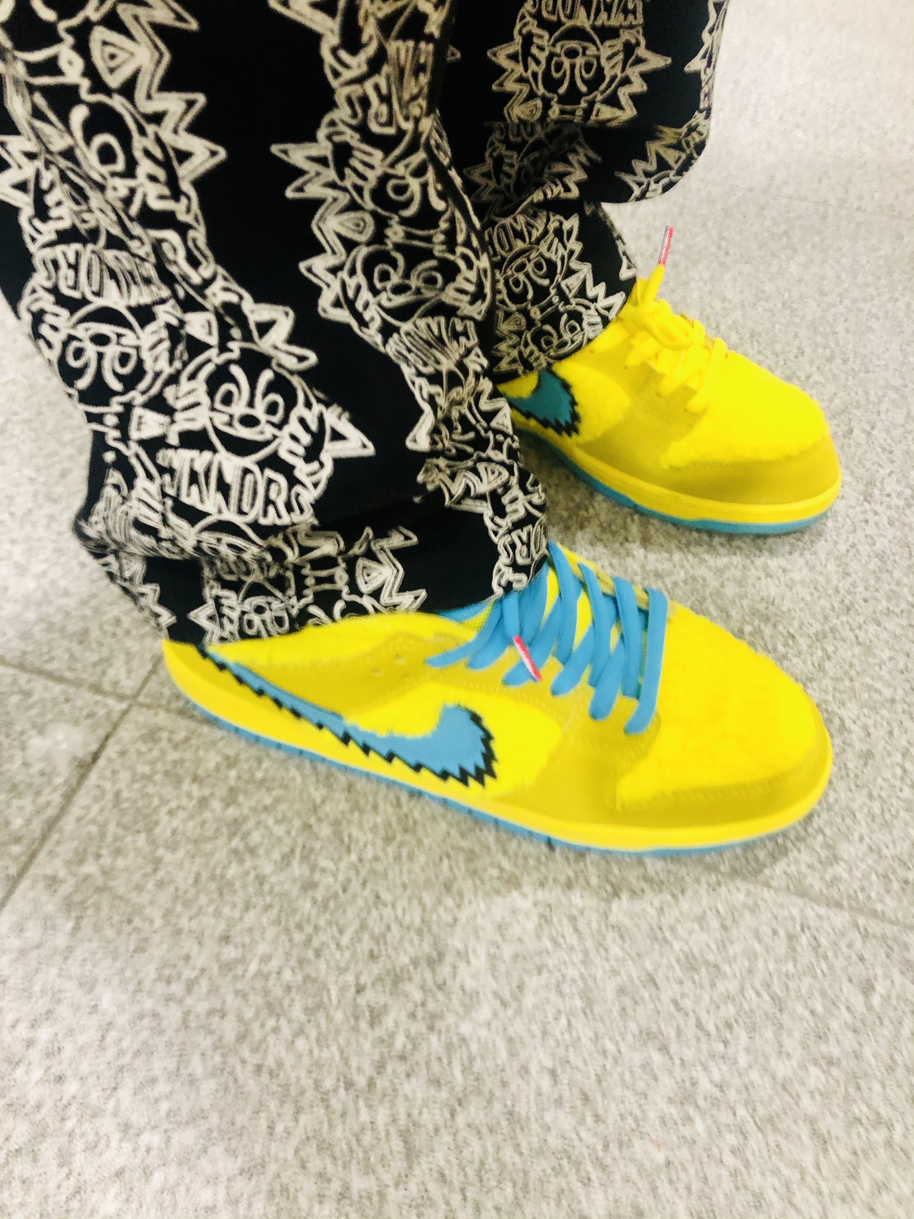 Nike x Grateful Dead SB Dunk Low Yellow Bear 착용 스타일 - 2