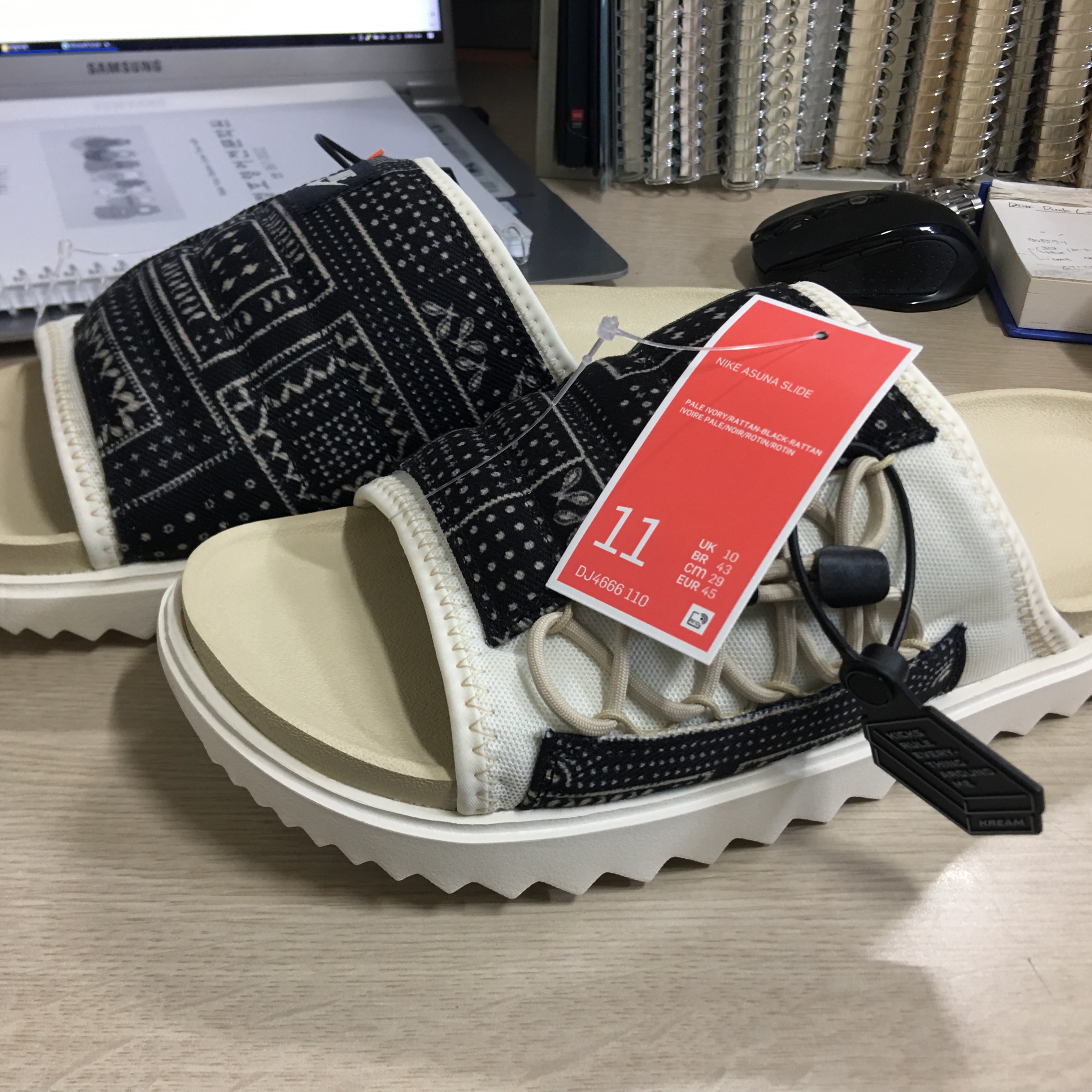 Nike Asuna Slide Pale Ivory Rattan 착용 스타일