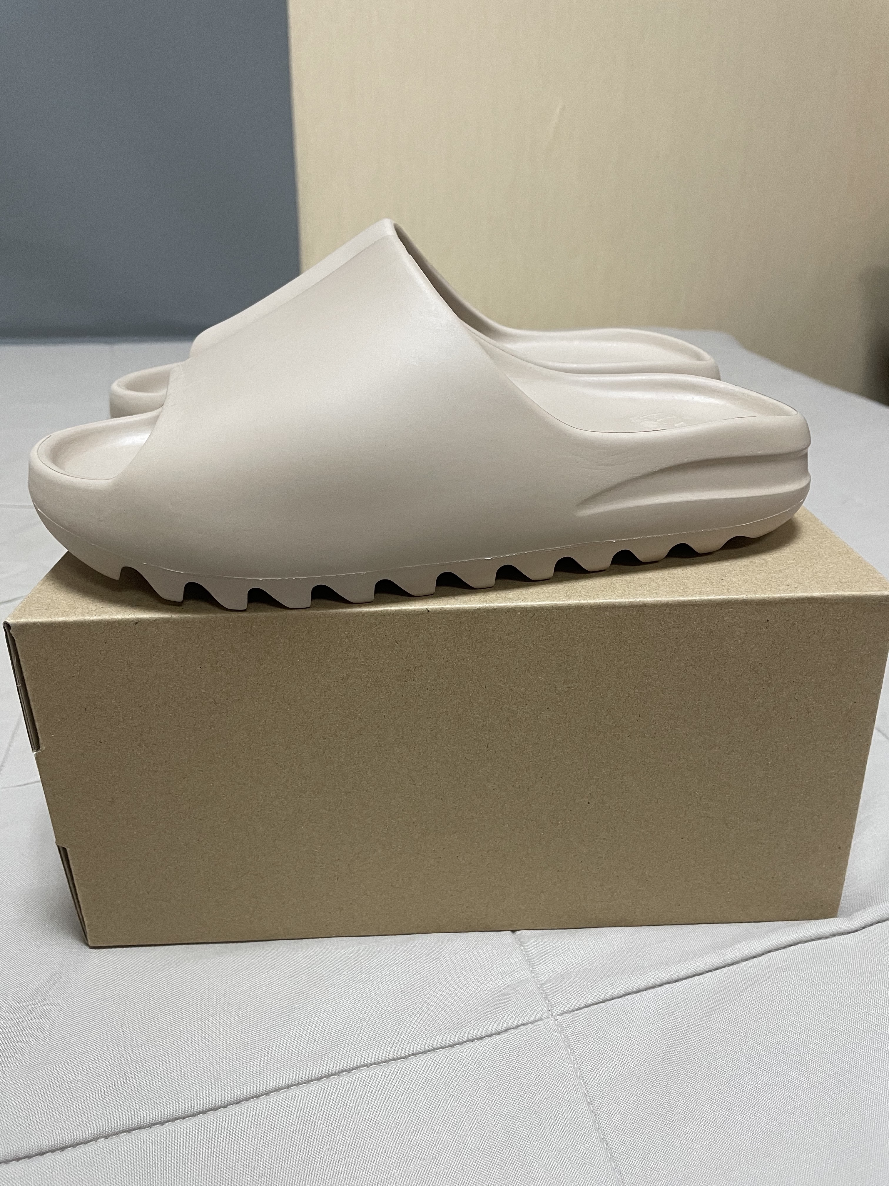 Adidas Yeezy Slide Pure 착용 스타일 - 1