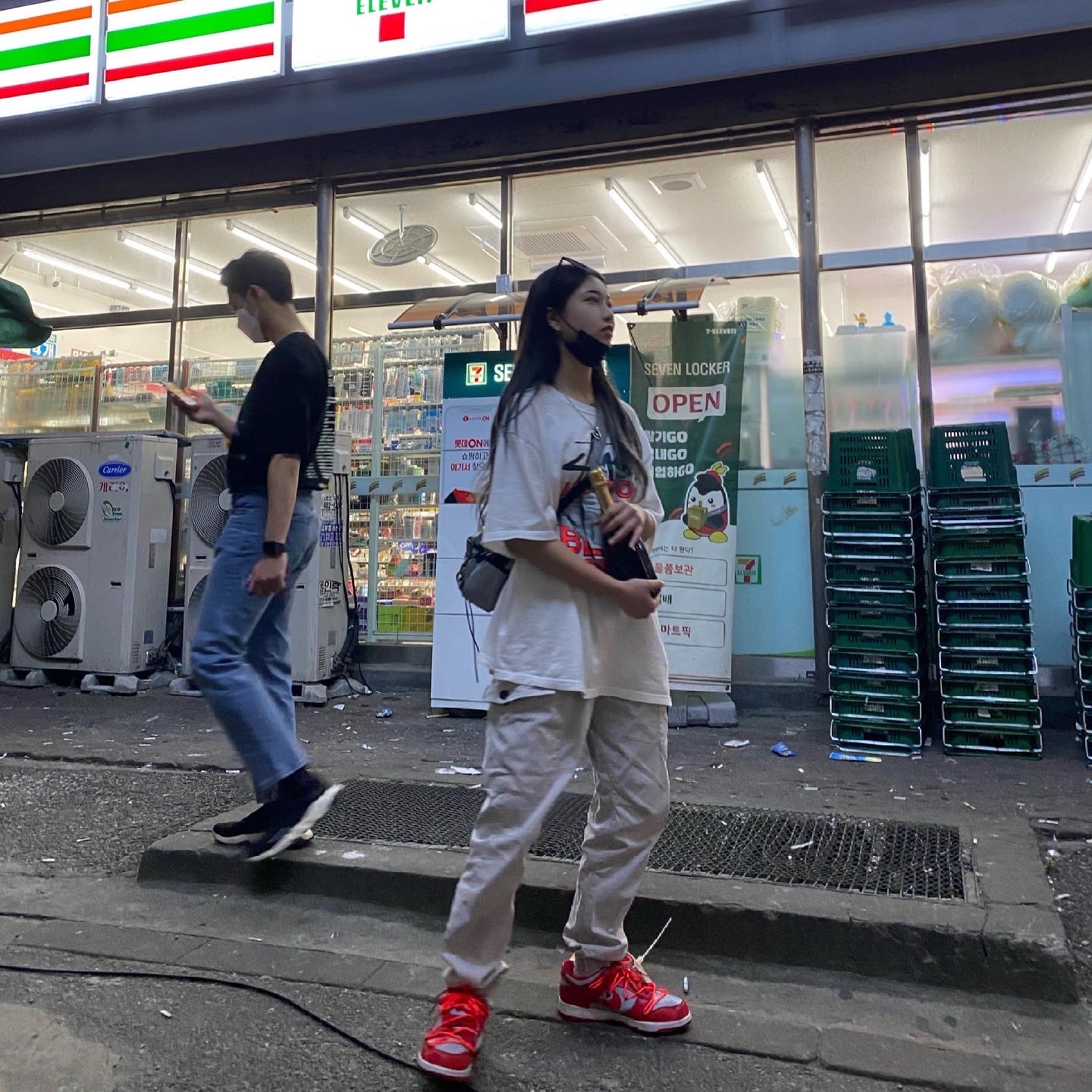 Stussy x Off-White 40 WT T-Shirt, Nike x Off-White Dunk Low University Red 착용 스타일