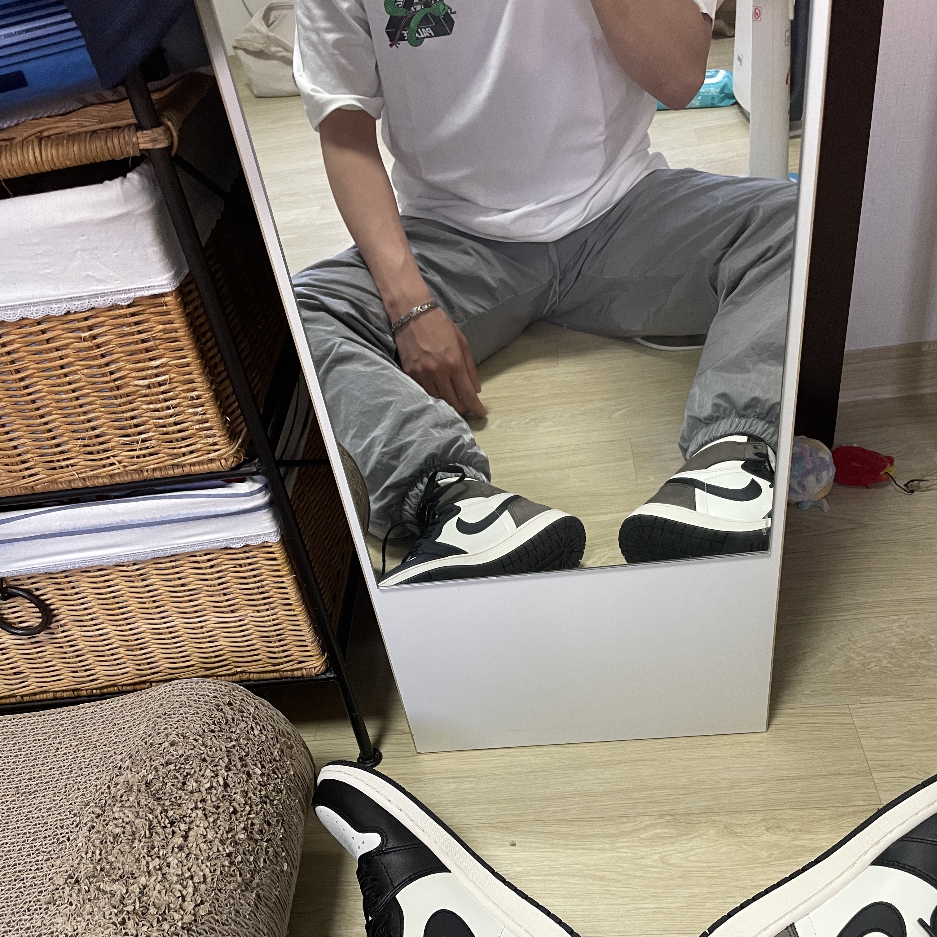 Jordan 1 Retro High OG Black Mocha, Palace Hesh Mit Fresh T-Shirt White - 20SS 착용 스타일
