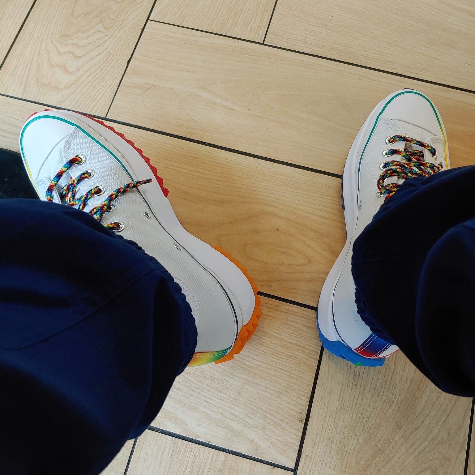 Converse Run Star Hike Hi Pride 착용 스타일 - 1