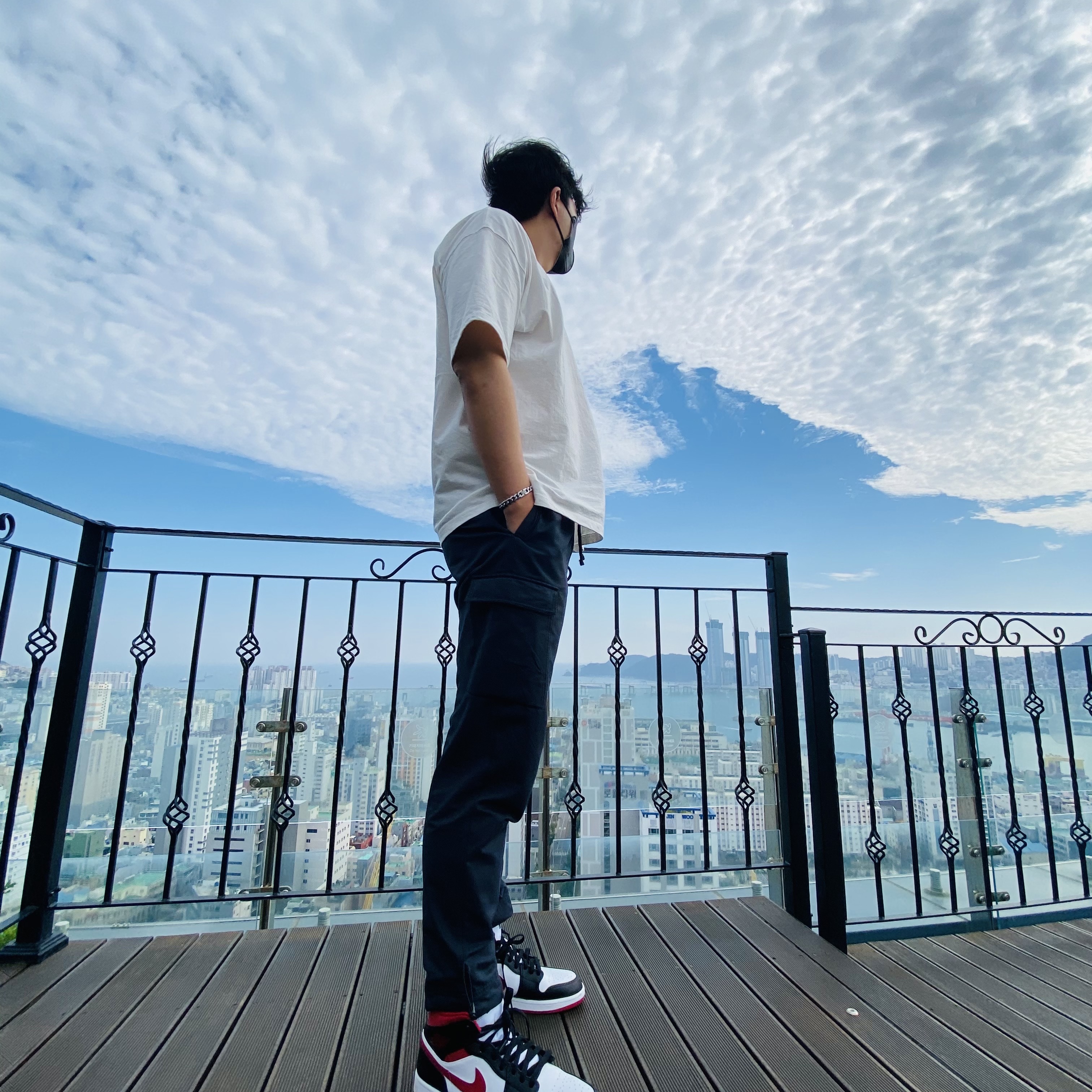 Jordan 1 Mid Gym Red Black White 착용 스타일 - 1