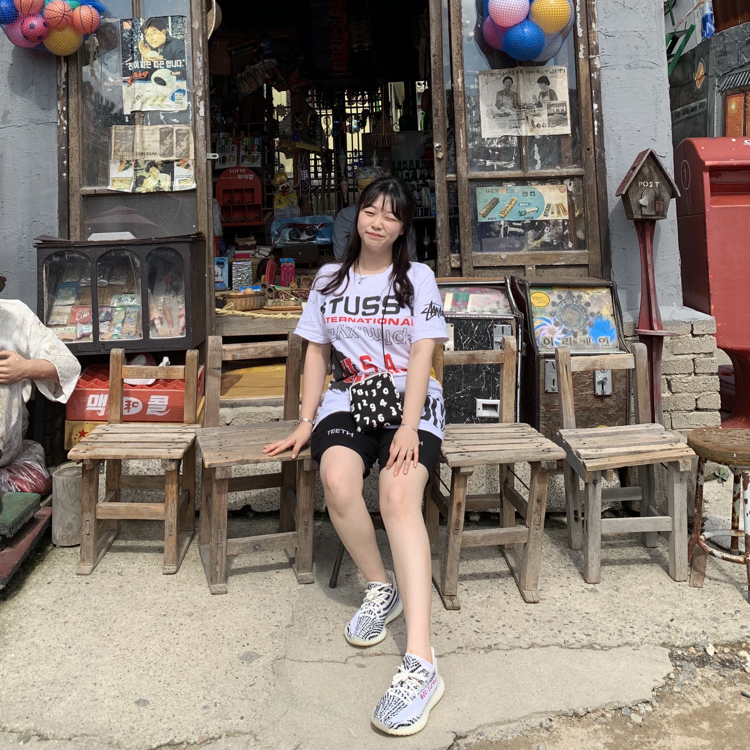 Adidas Yeezy Boost 350 V2 Zebra 2017/2019/2020, Stussy x Cactus Plant Flea Market USA 2019 T-Shirt White 착용 스타일