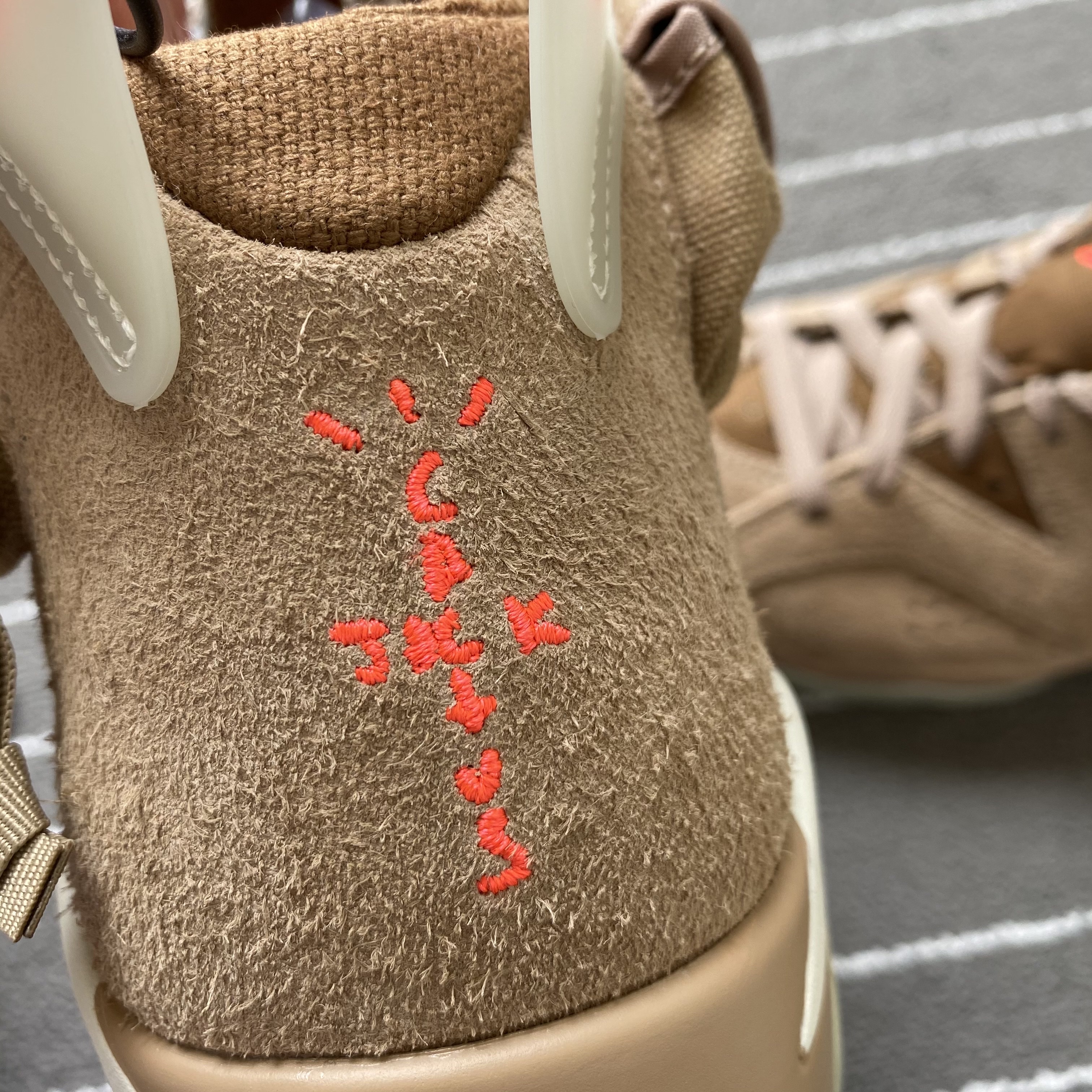 Jordan 6 x Travis Scott Retro SP British Khaki 착용 스타일 - 4