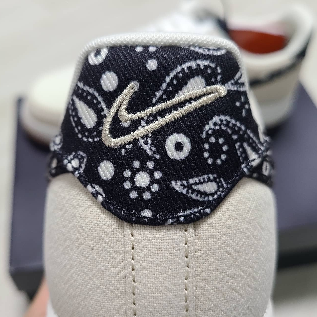 Nike Air Force 1 '07 LV8 Paisley Swoosh 착용 스타일 - 4