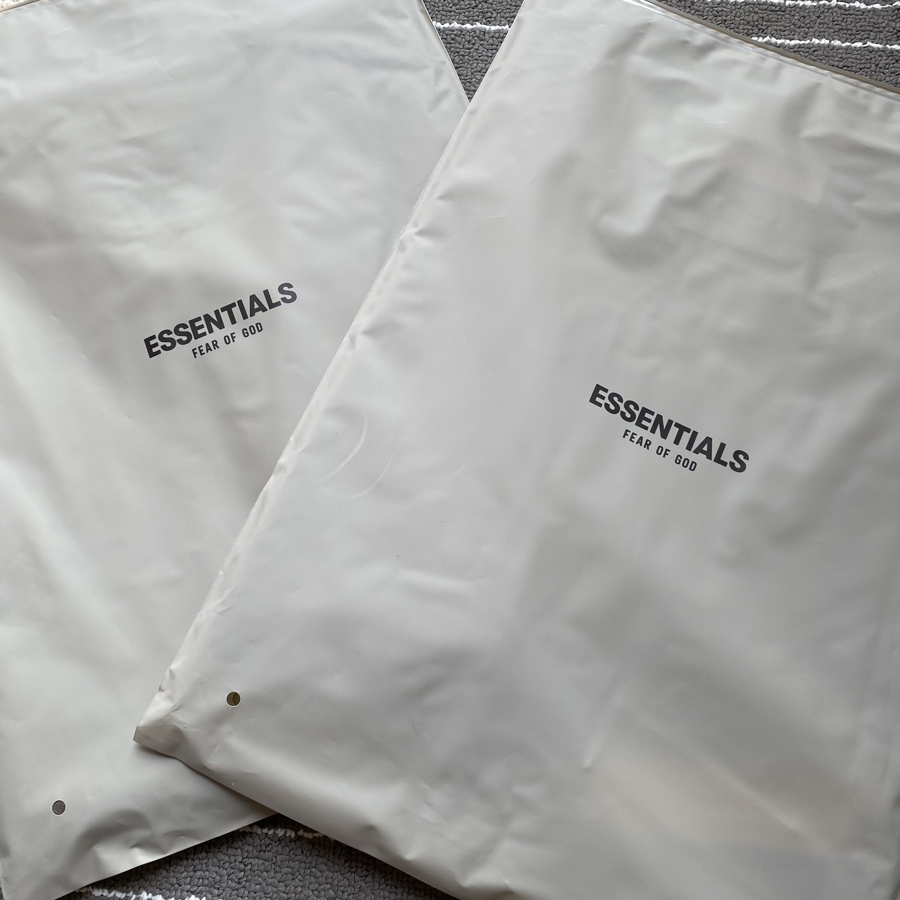 Essentials T-Shirt Taupe - 21SS 착용 스타일 - 5