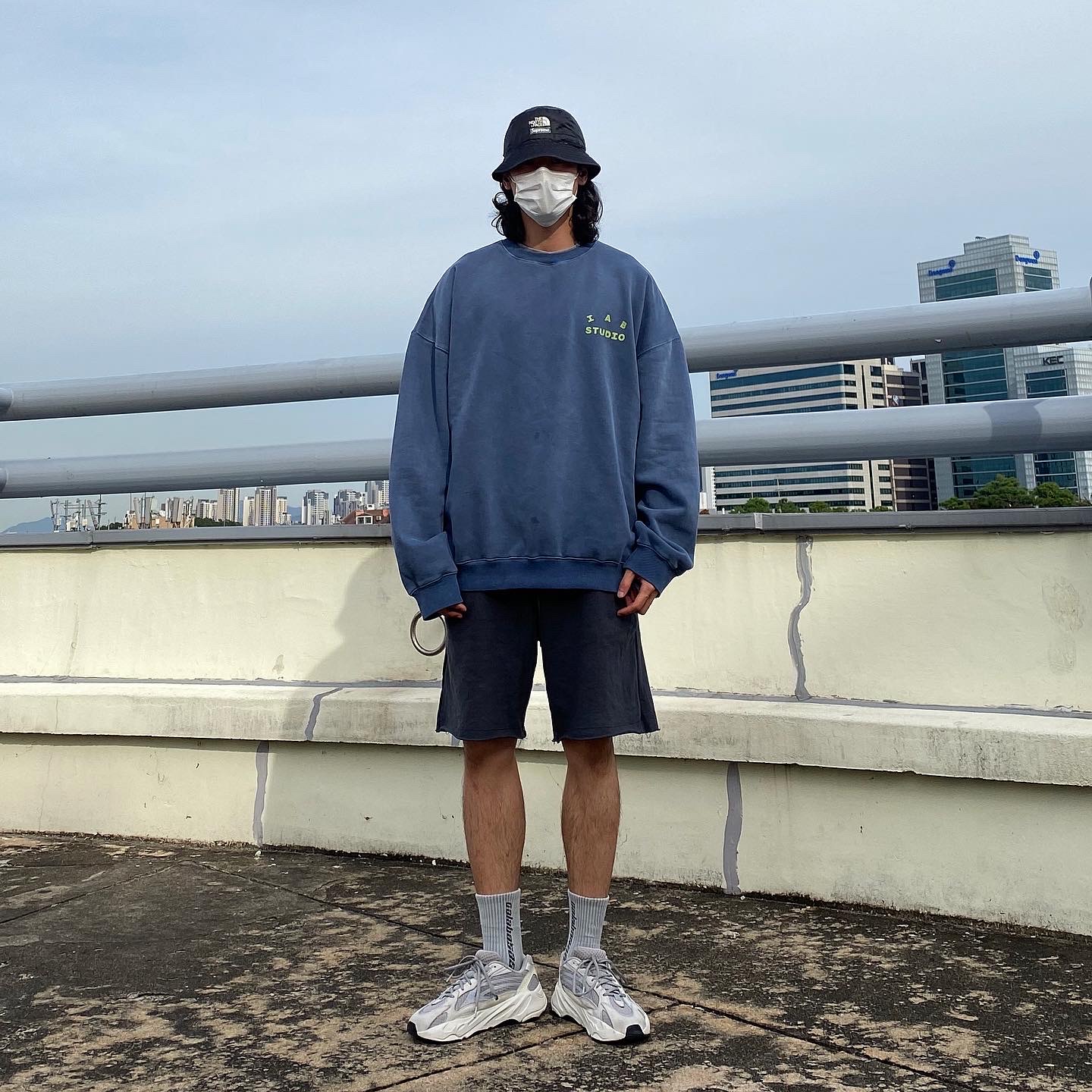 IAB Studio Pigment Sweatshirt Navy, Supreme x The North Face Snakeskin Packable Reversible Crusher Black - 18SS 착용 스타일 - 1