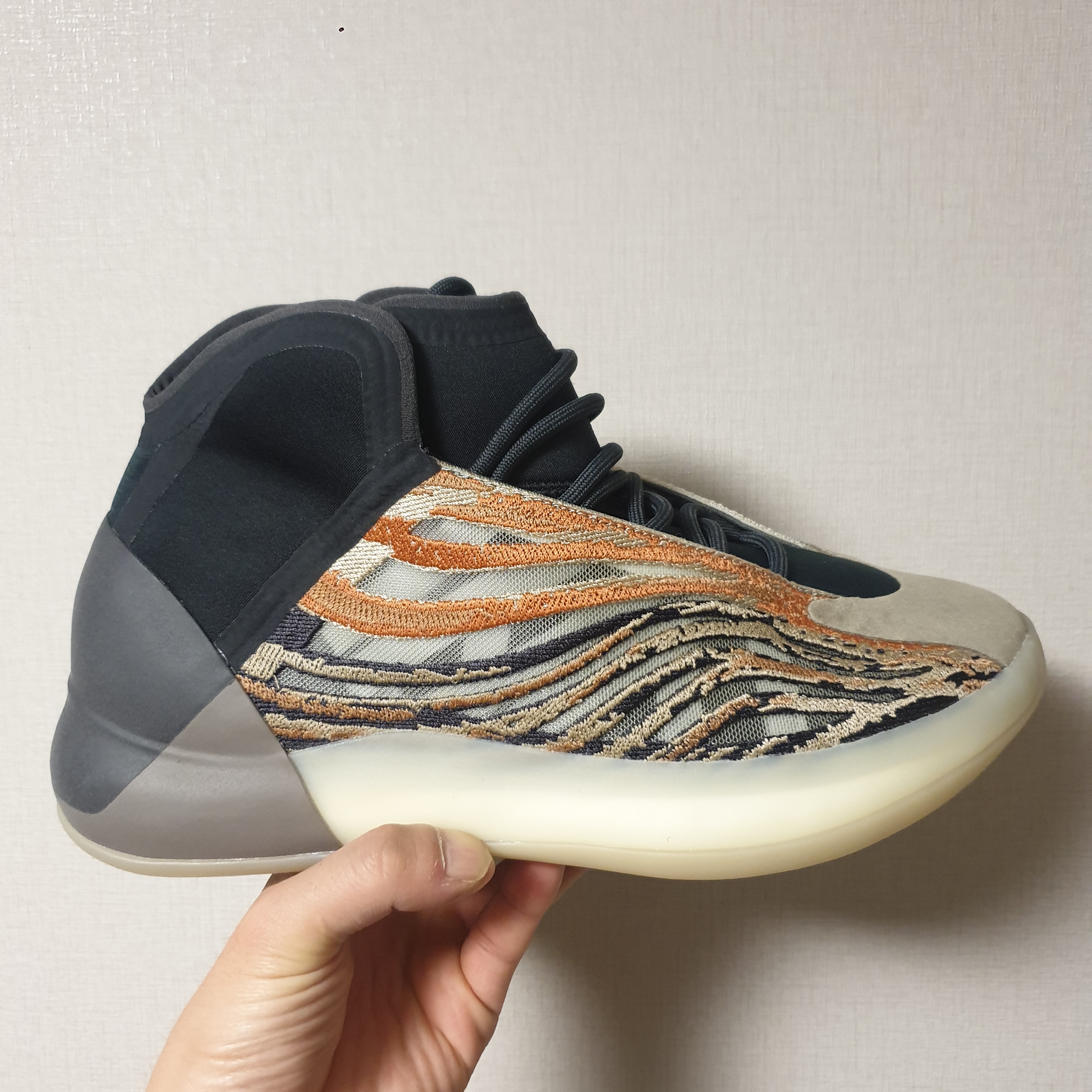 Adidas Yeezy QNTM Flash Orange 착용 스타일