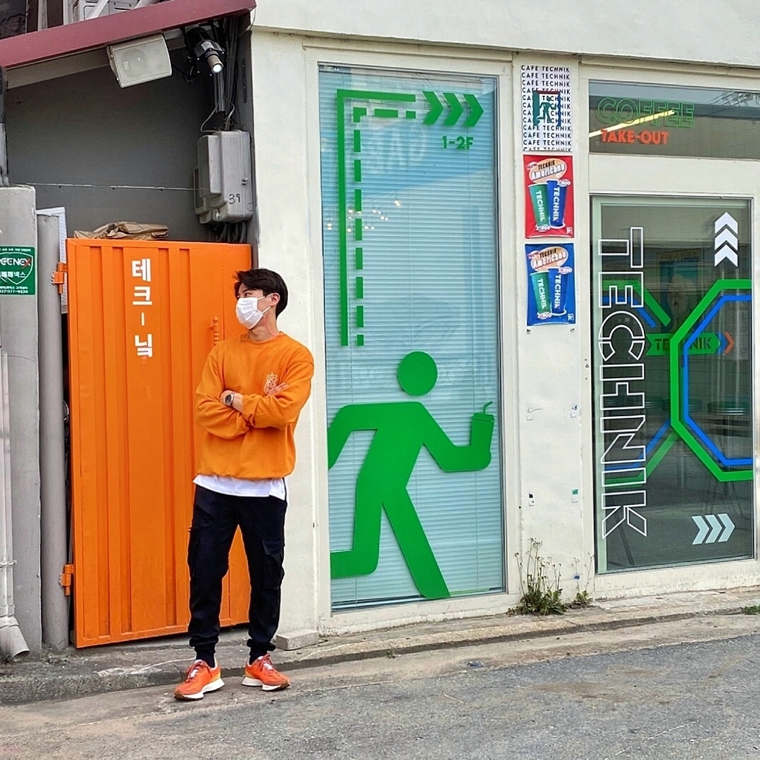 New Balance 327 Orange 착용 스타일