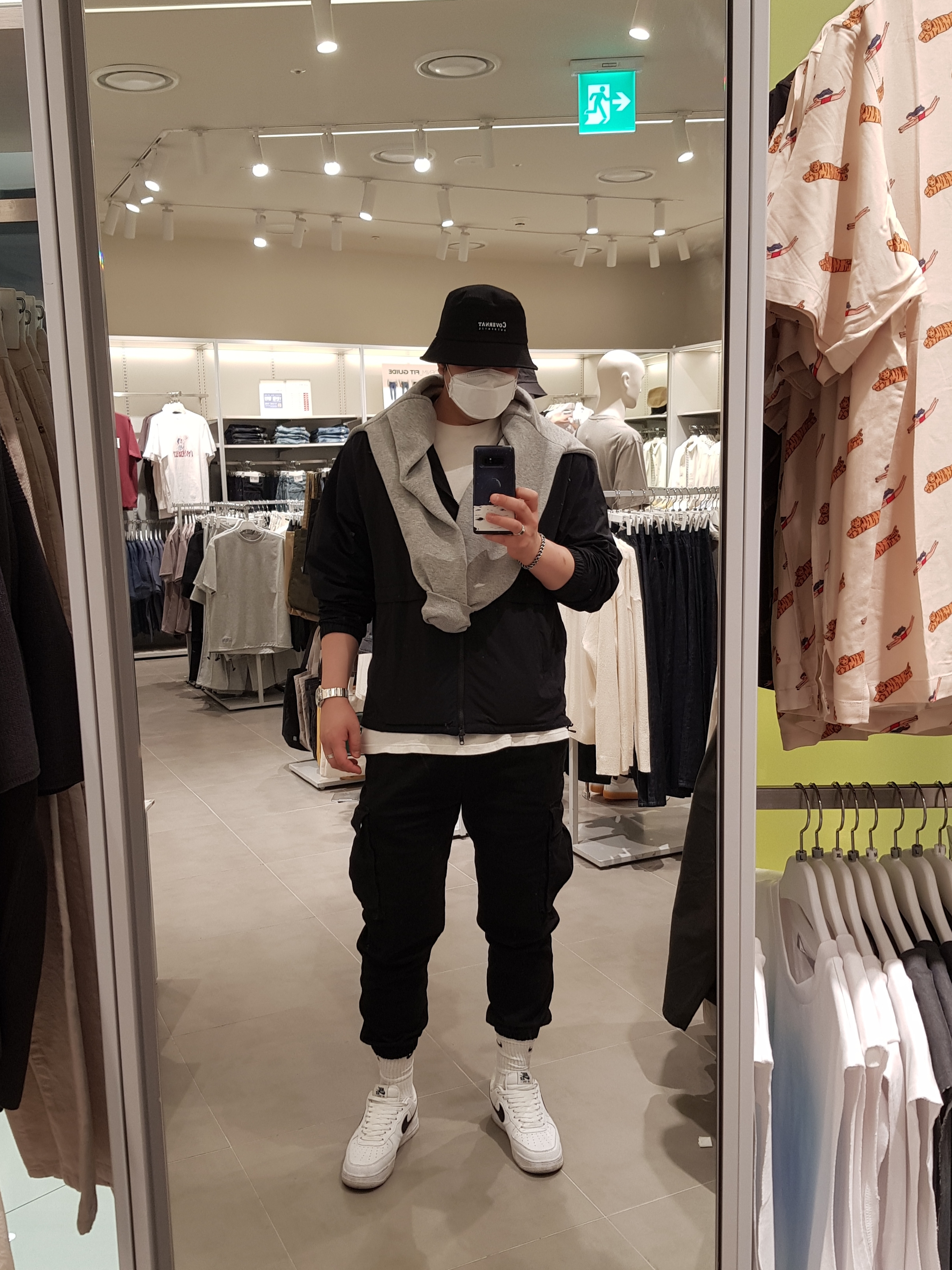 Nike Air Force 1 '07 White Black 착용 스타일 - 2