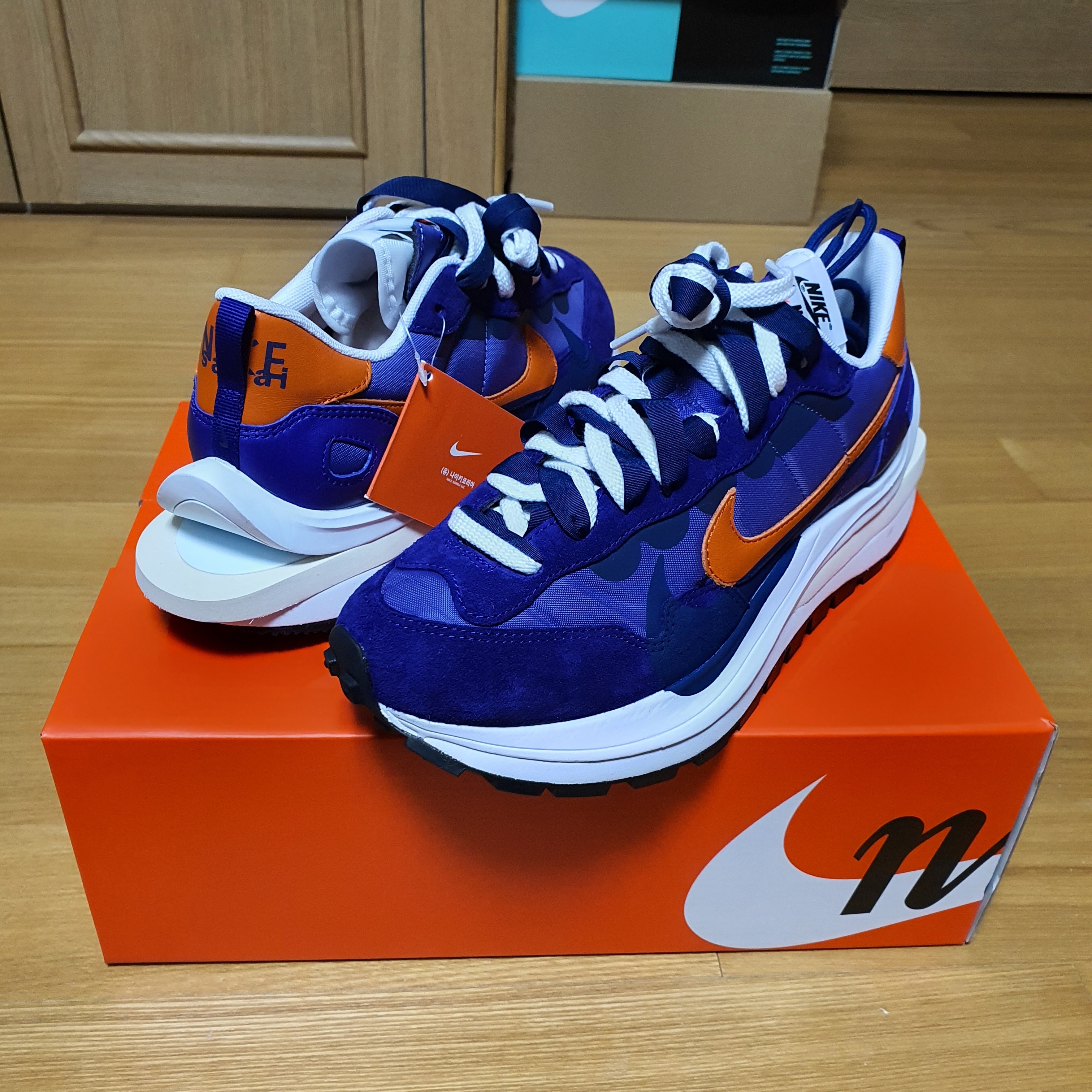 Nike x Sacai VaporWaffle Dark Iris 착용 스타일 - 5