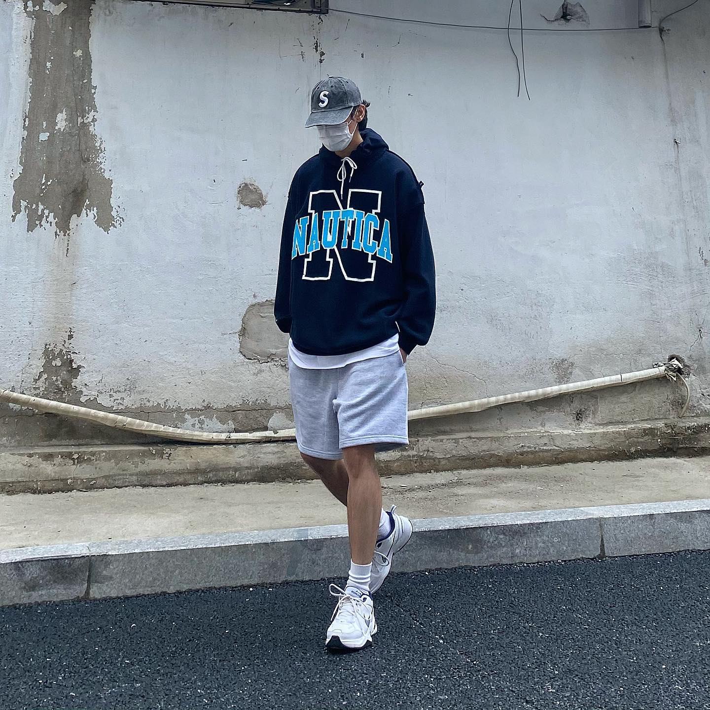 Supreme Pigment Print S Logo 6-Panel Black - 20SS, Nike Air Monarch IV White Navy 착용 스타일 - 1