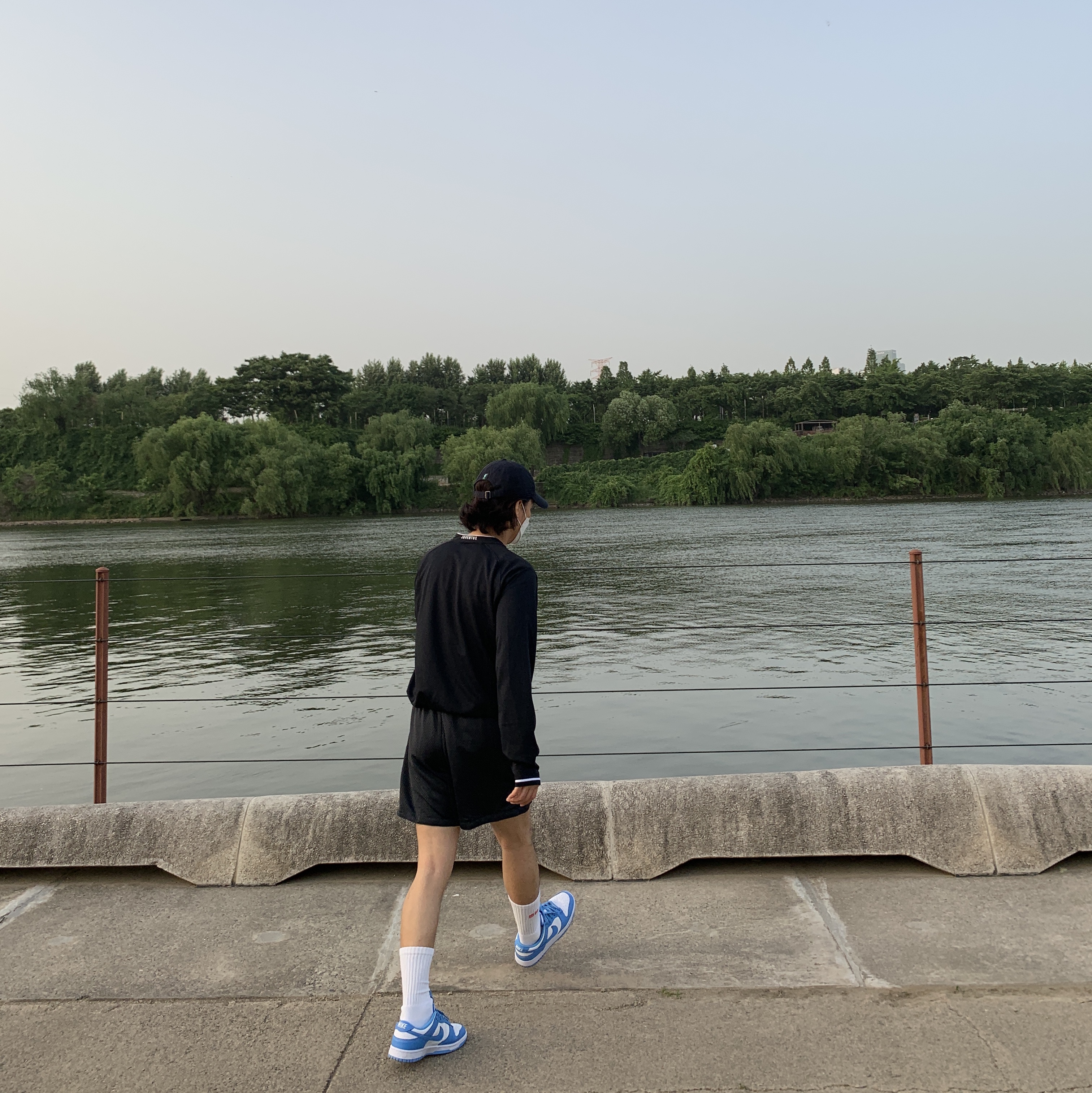 Nike Dunk Low Retro University Blue, Nike x Fear of God Basketball Shorts Off Noir 착용 스타일 - 5