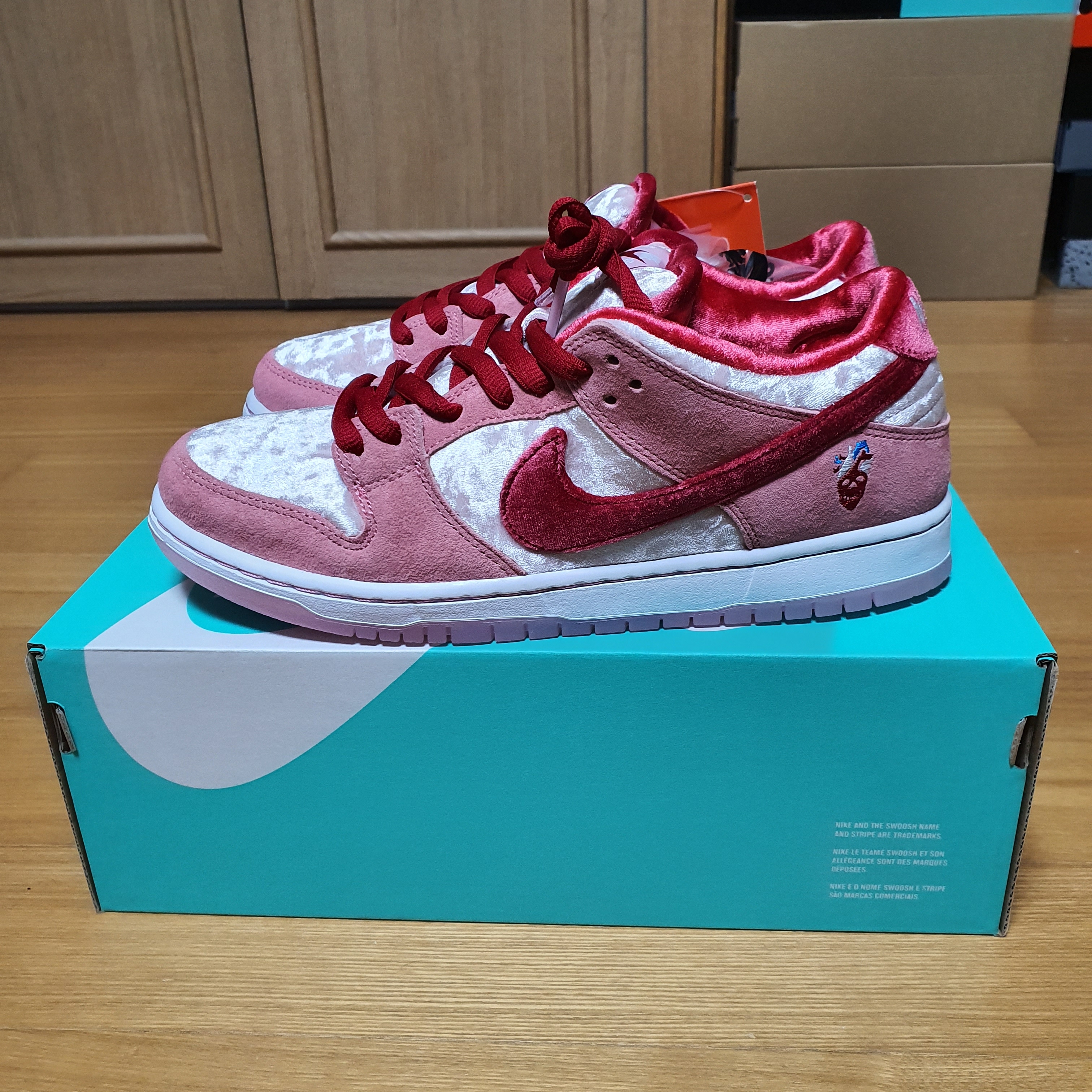 Nike x StrangeLove SB Dunk Low Pink (Regular Box) 착용 스타일 - 5