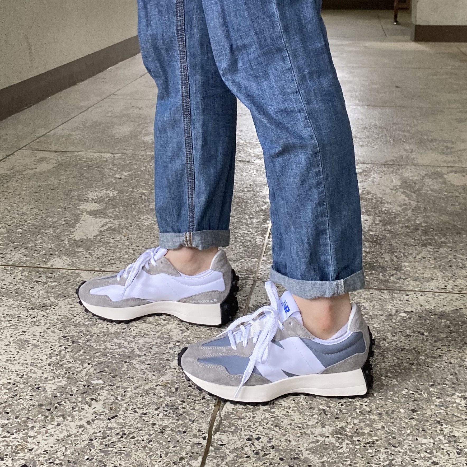 New Balance 327 Grey 착용 스타일 - 1