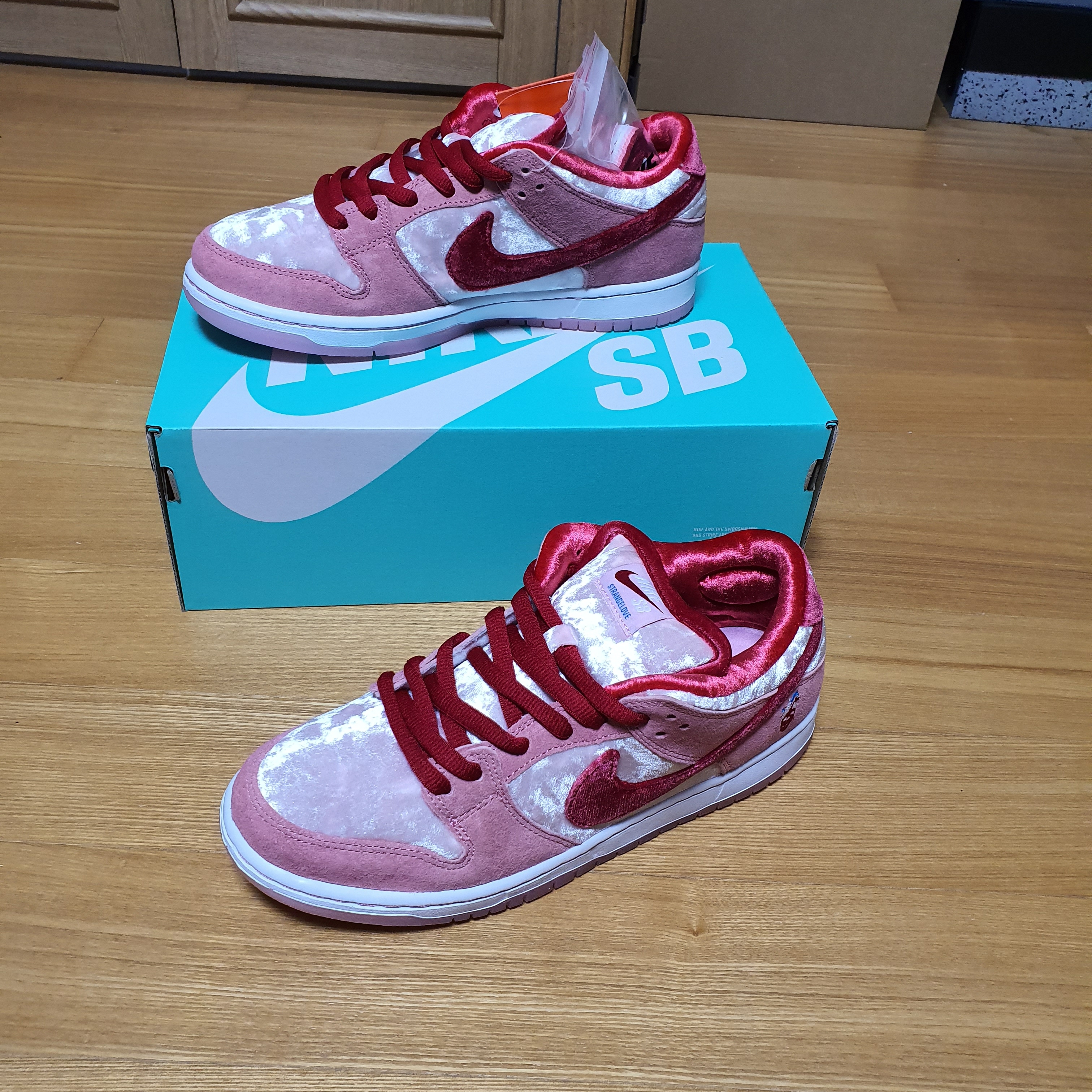 Nike x StrangeLove SB Dunk Low Pink (Regular Box) 착용 스타일 - 1