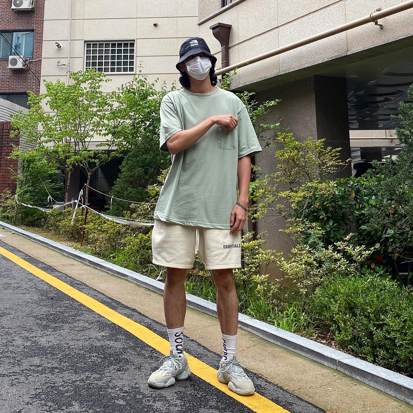 Adidas Yeezy 500 Salt, Essentials Fleece Shorts Buttercream - 20SS 착용 스타일 - 1