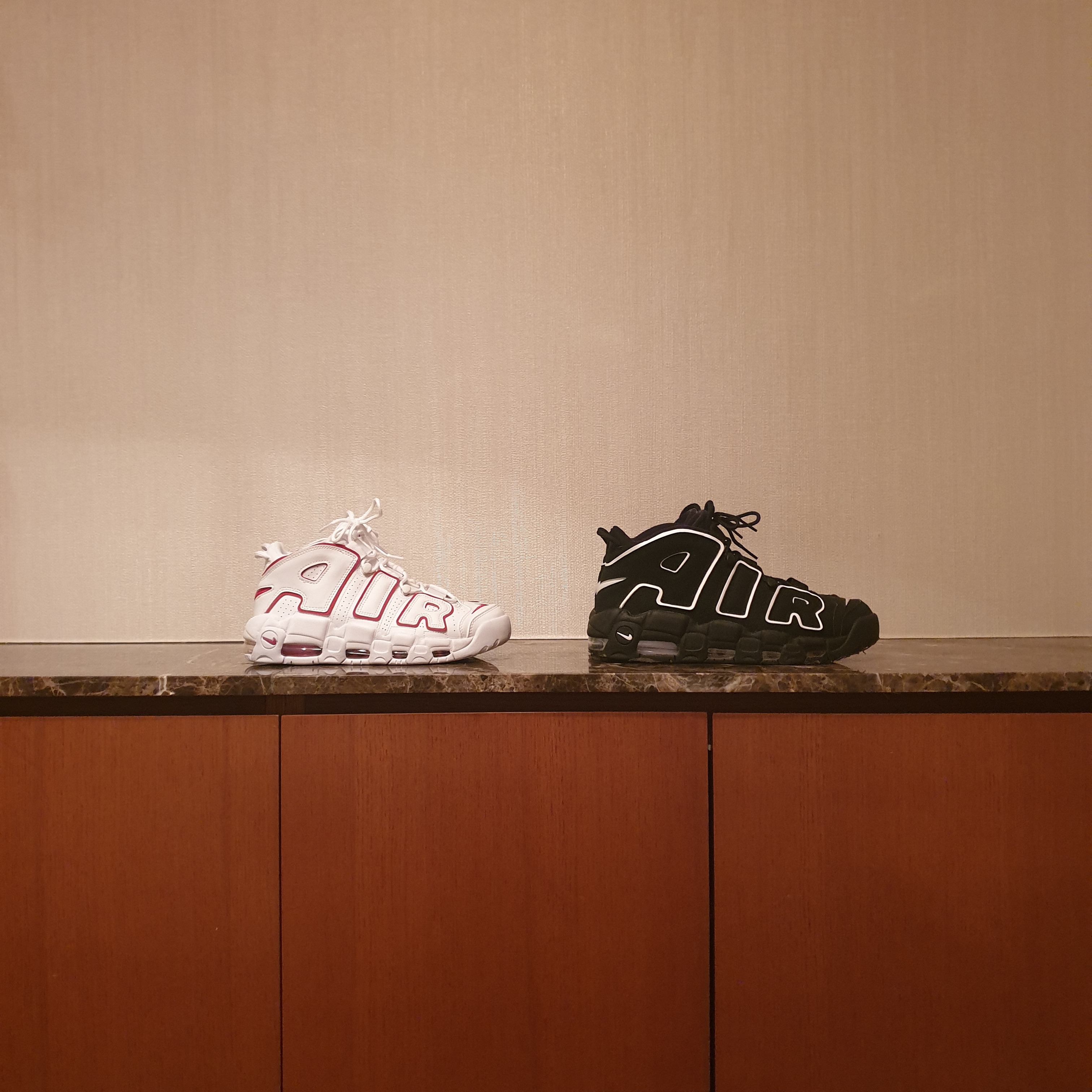 Nike Air More Uptempo Black White 2020, Nike Air More Uptempo White Varsity Red 2021 착용 스타일 - 1