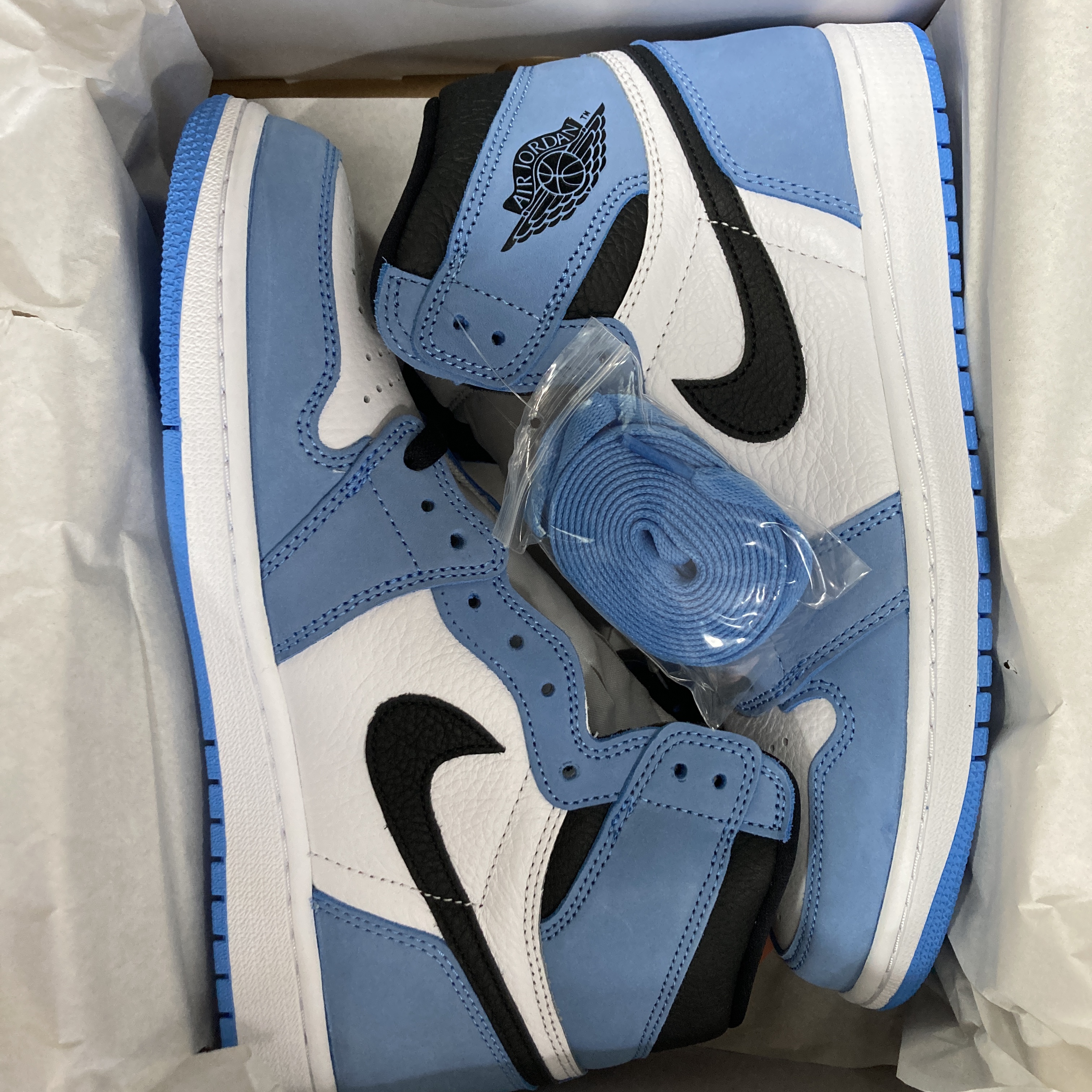 Jordan 1 Retro High OG University Blue 착용 스타일 - 4