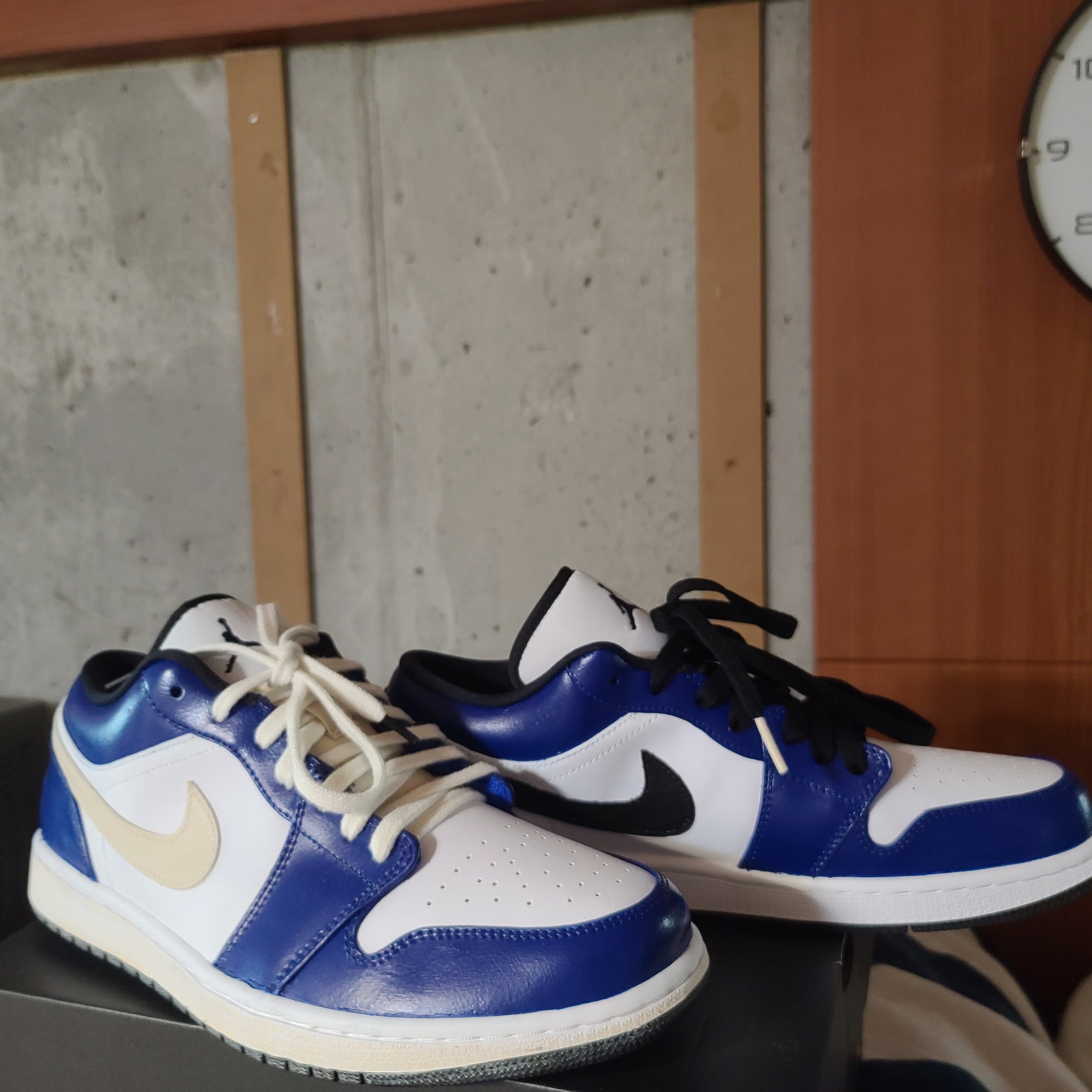 Jordan 1 Low Hyper Royal 착용 스타일 - 1