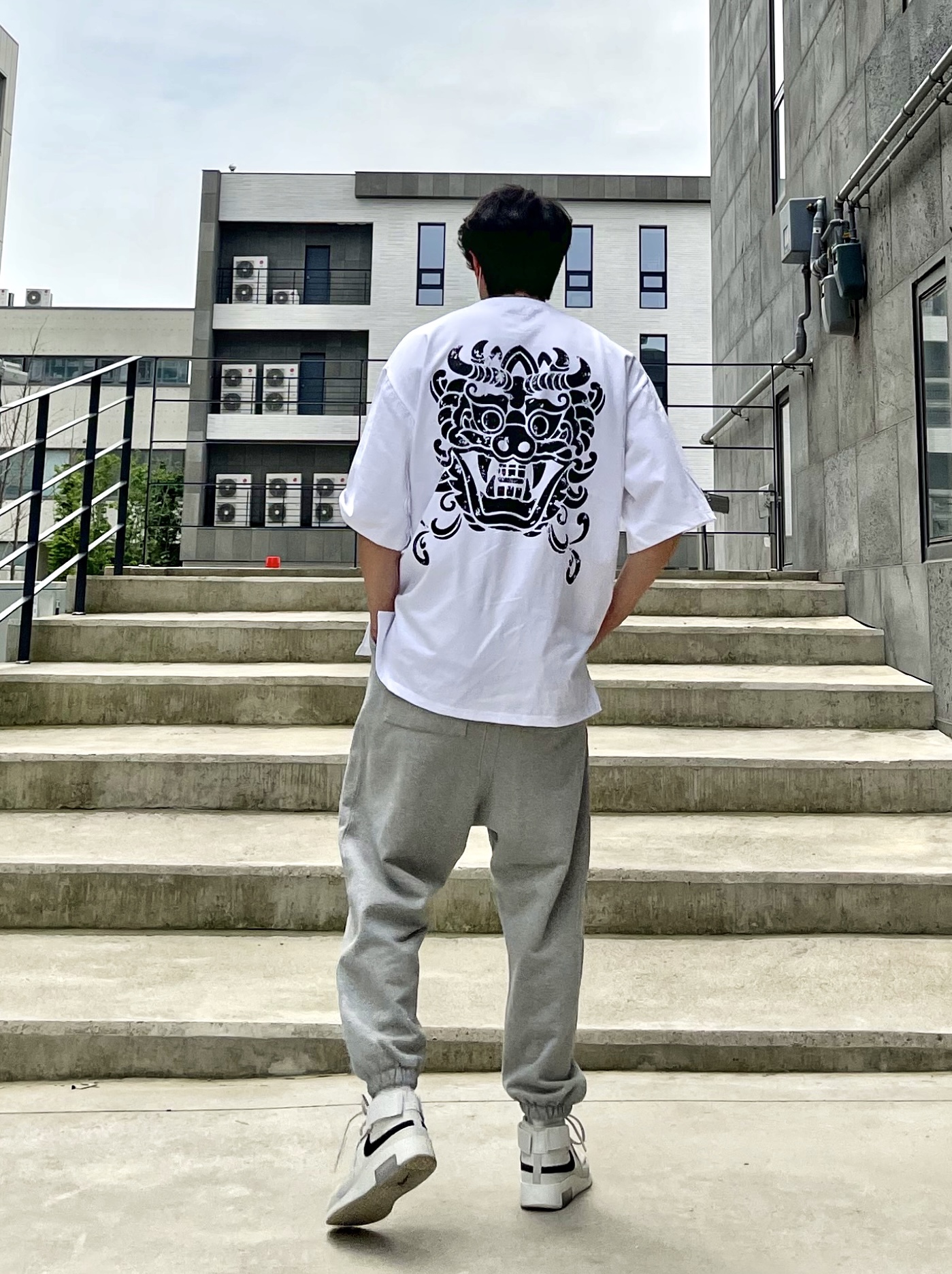 Nike x Fear of God Air Fear of God Raid Light Bone 착용 스타일 - 2