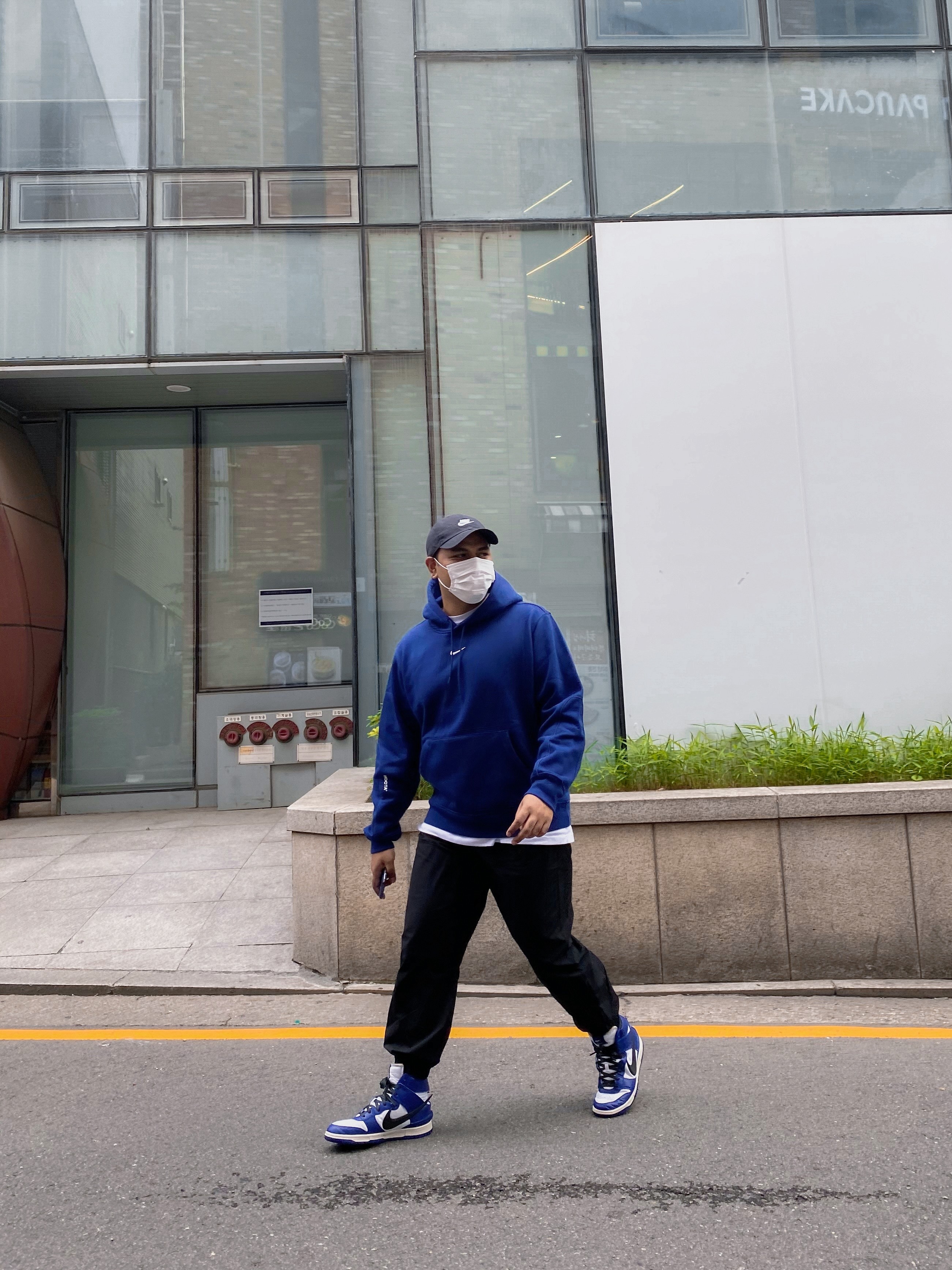 Nike x Ambush Dunk High Deep Royal Blue, Nike x Drake Nocta Cardinal Stock Essential Hoodie Navy - Asia 착용 스타일