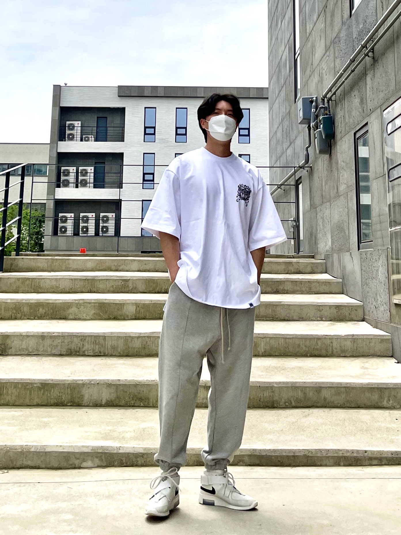 Nike x Fear of God Air Fear of God Raid Light Bone 착용 스타일 - 1