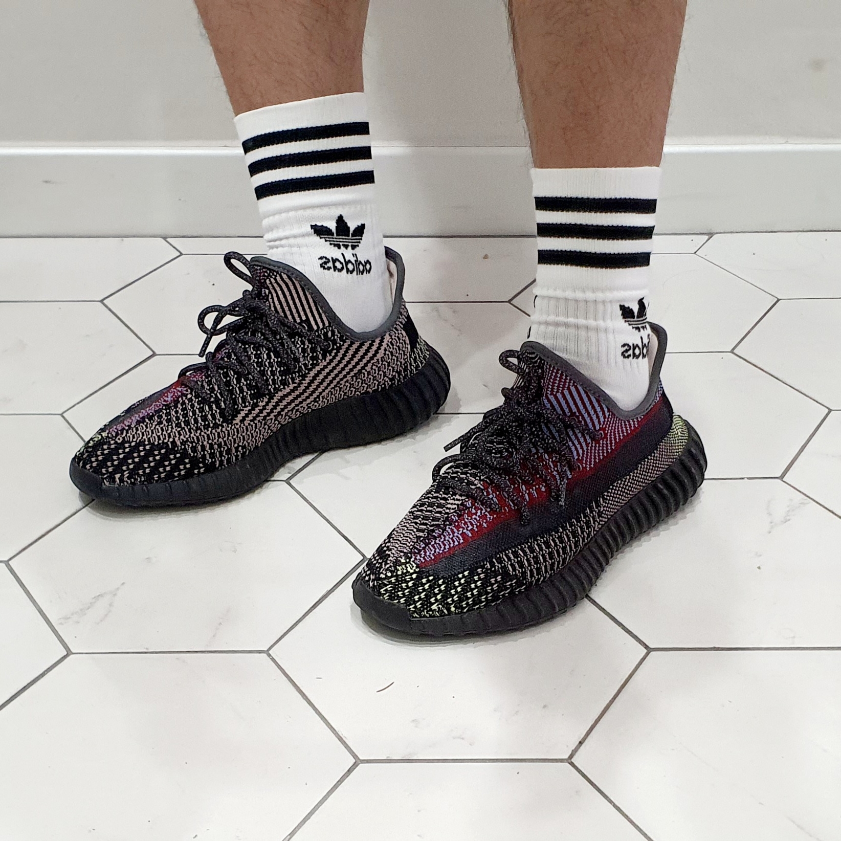 Adidas Yeezy Boost 350 V2 Yecheil - Non-Reflective, Supreme Wool Camp Cap Black - 20FW 착용 스타일 - 3