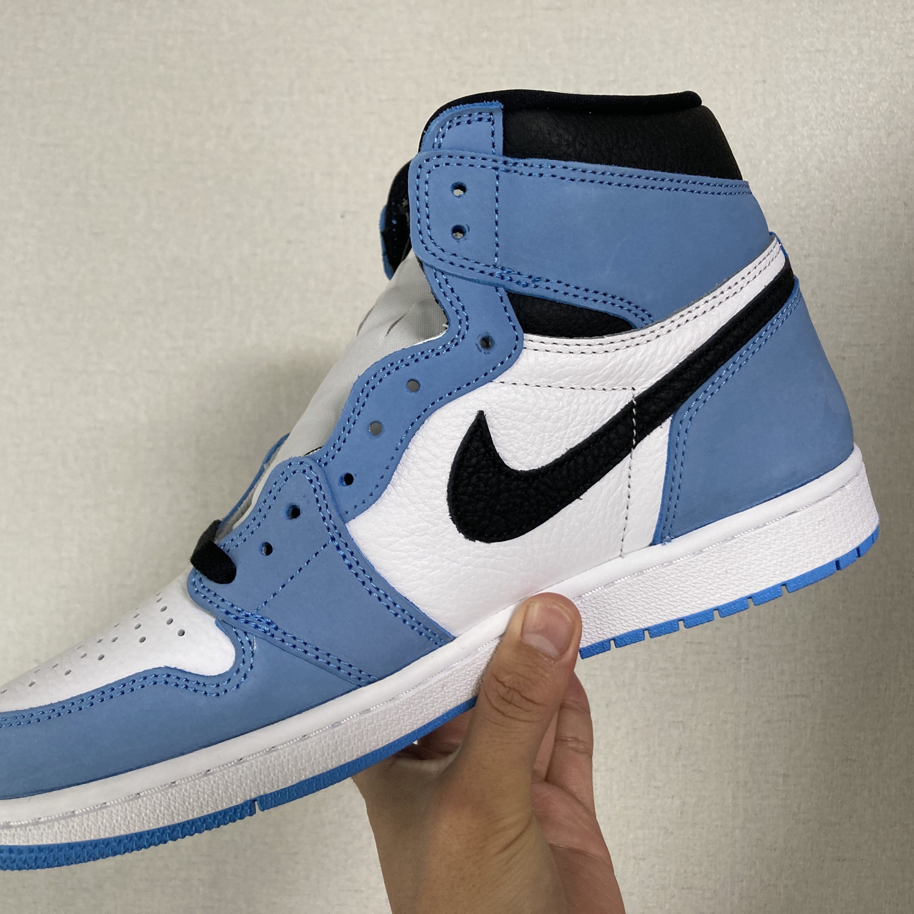 Jordan 1 Retro High OG University Blue 착용 스타일 - 5