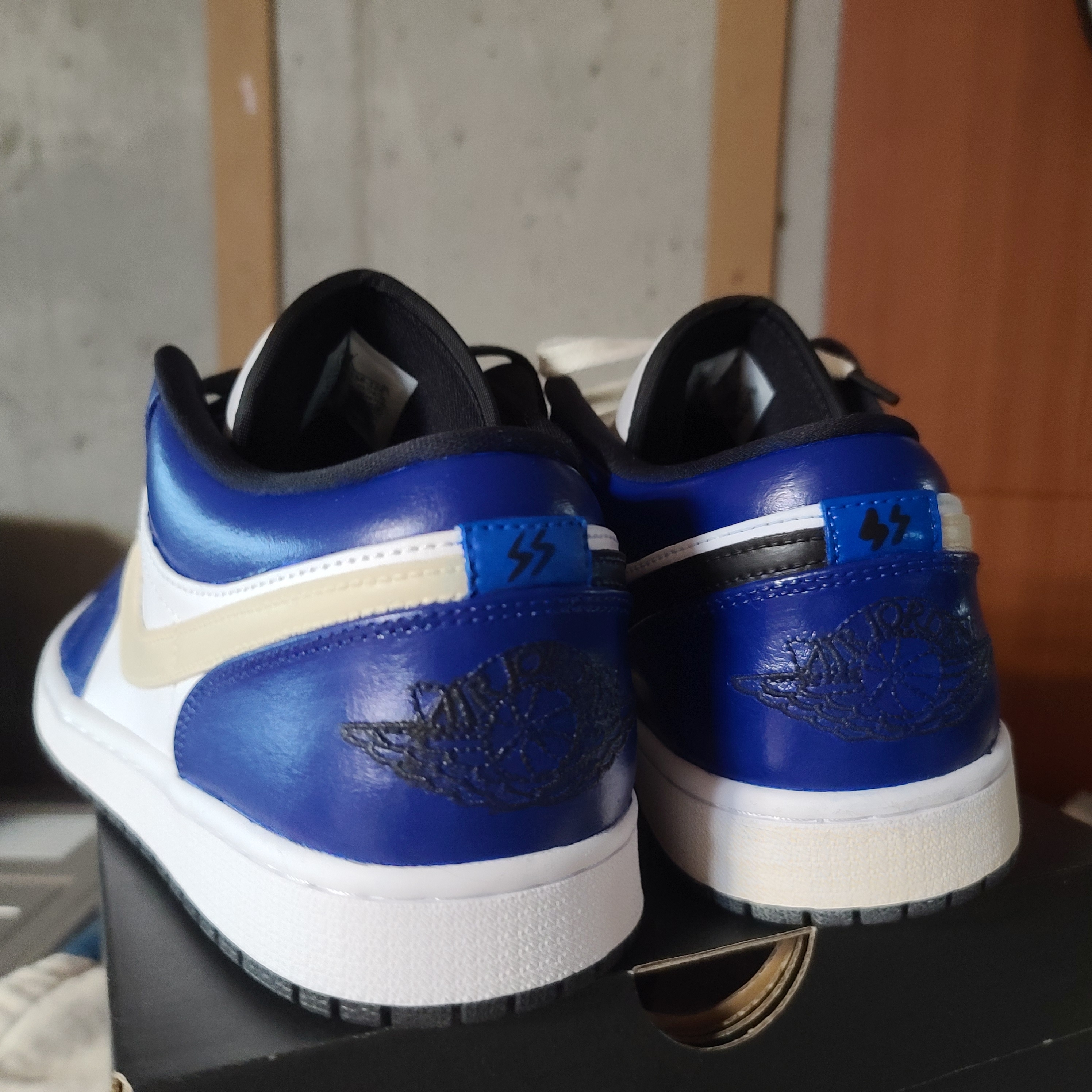 Jordan 1 Low Hyper Royal 착용 스타일 - 3