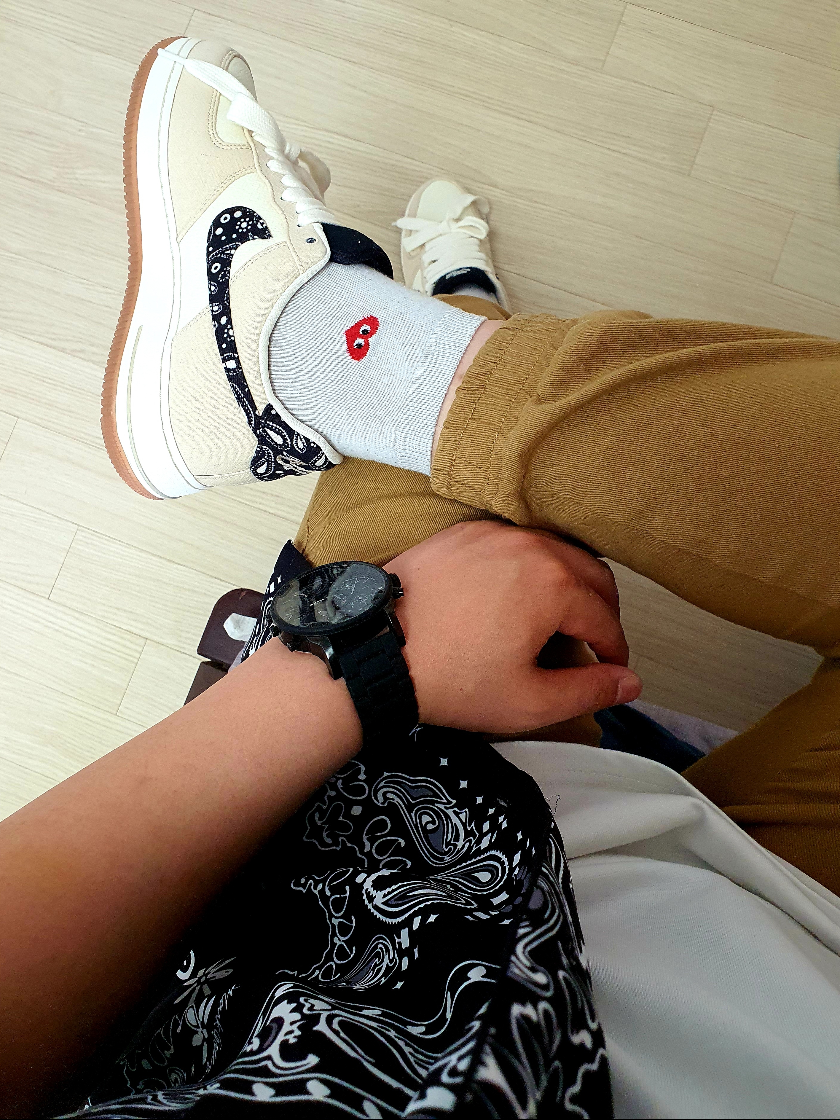 Nike Air Force 1 '07 LV8 Paisley Swoosh 착용 스타일