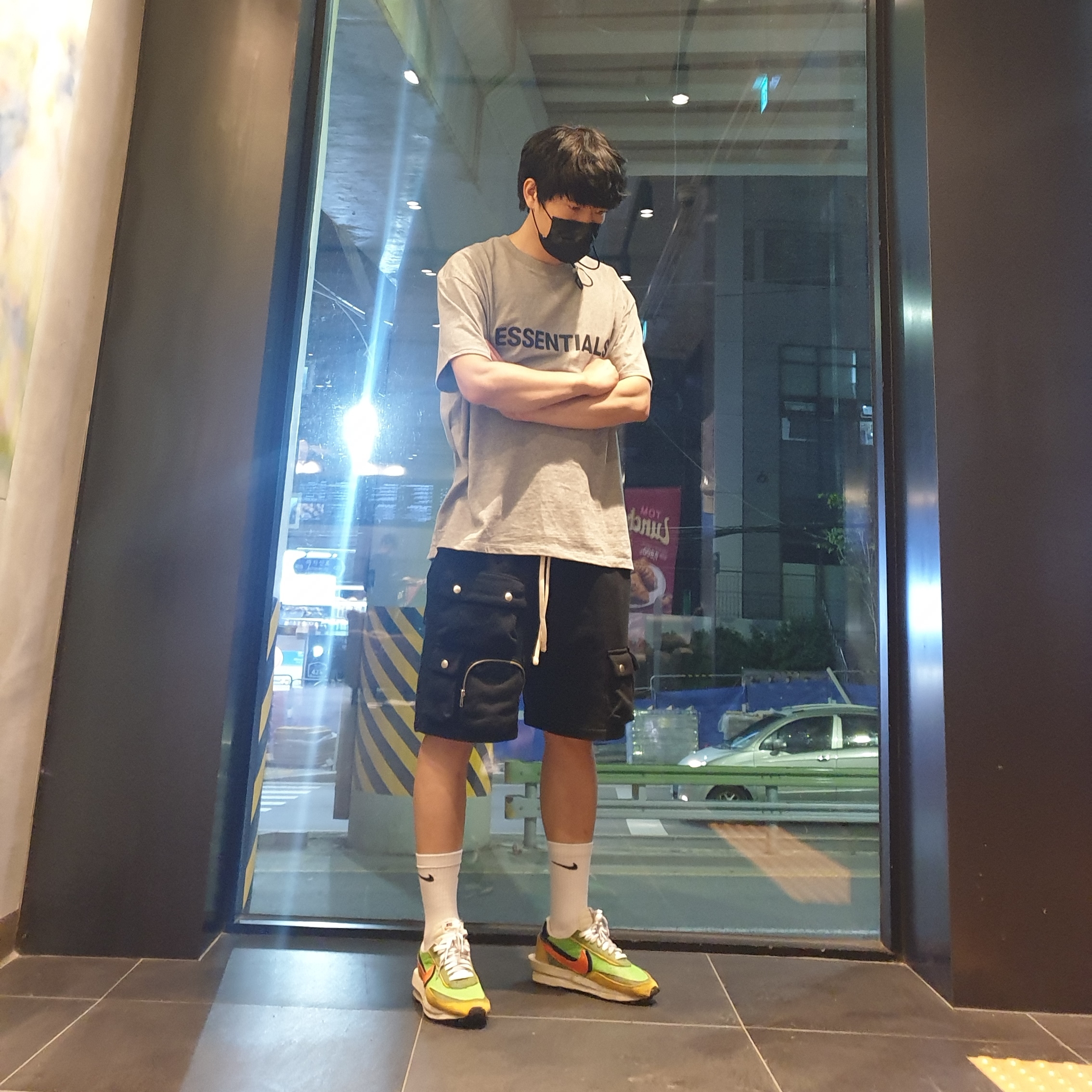Essentials 3D Silicon Applique Boxy T-Shirt Oatmeal/Oatmeal Heather/Light Heather Oatmeal 2020, Nike x Sacai LDWaffle Green Multi 착용 스타일
