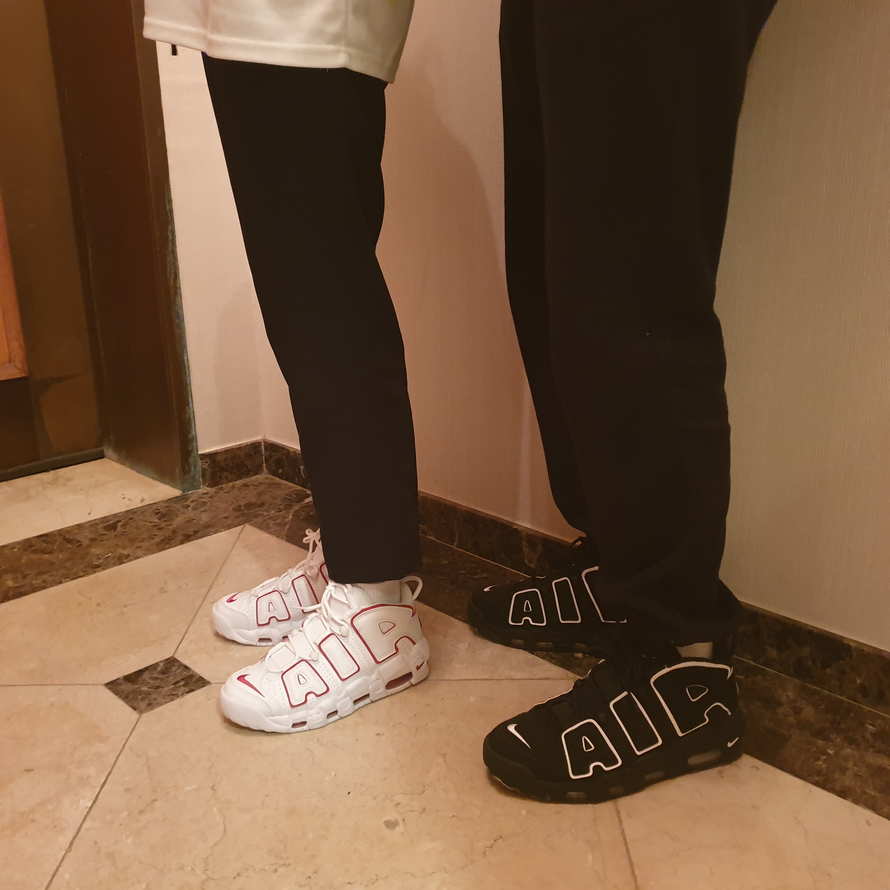 Nike Air More Uptempo Black White 2020, Nike Air More Uptempo White Varsity Red 2021 착용 스타일 - 4
