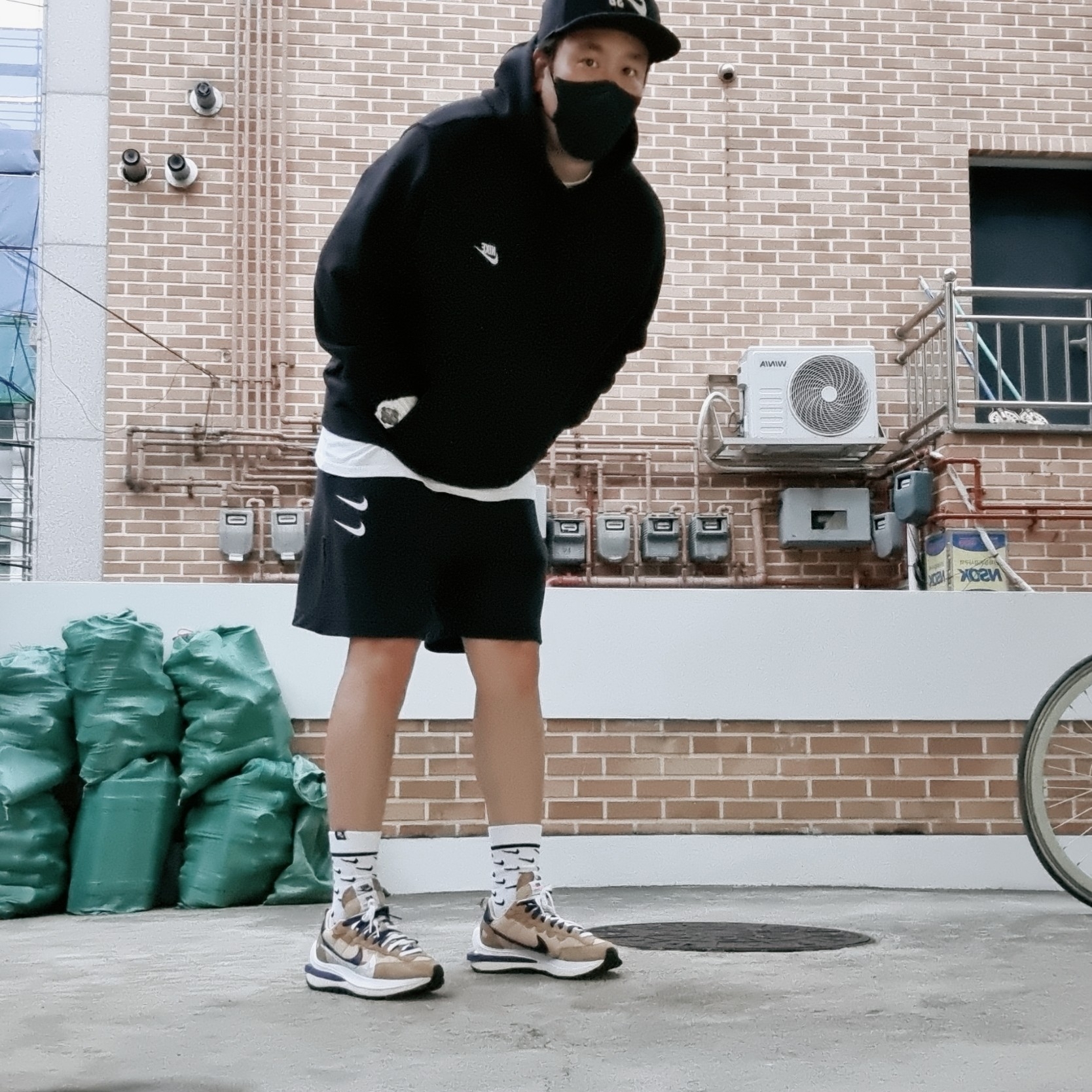 Nike x Sacai VaporWaffle Sesame and Blue Void 착용 스타일