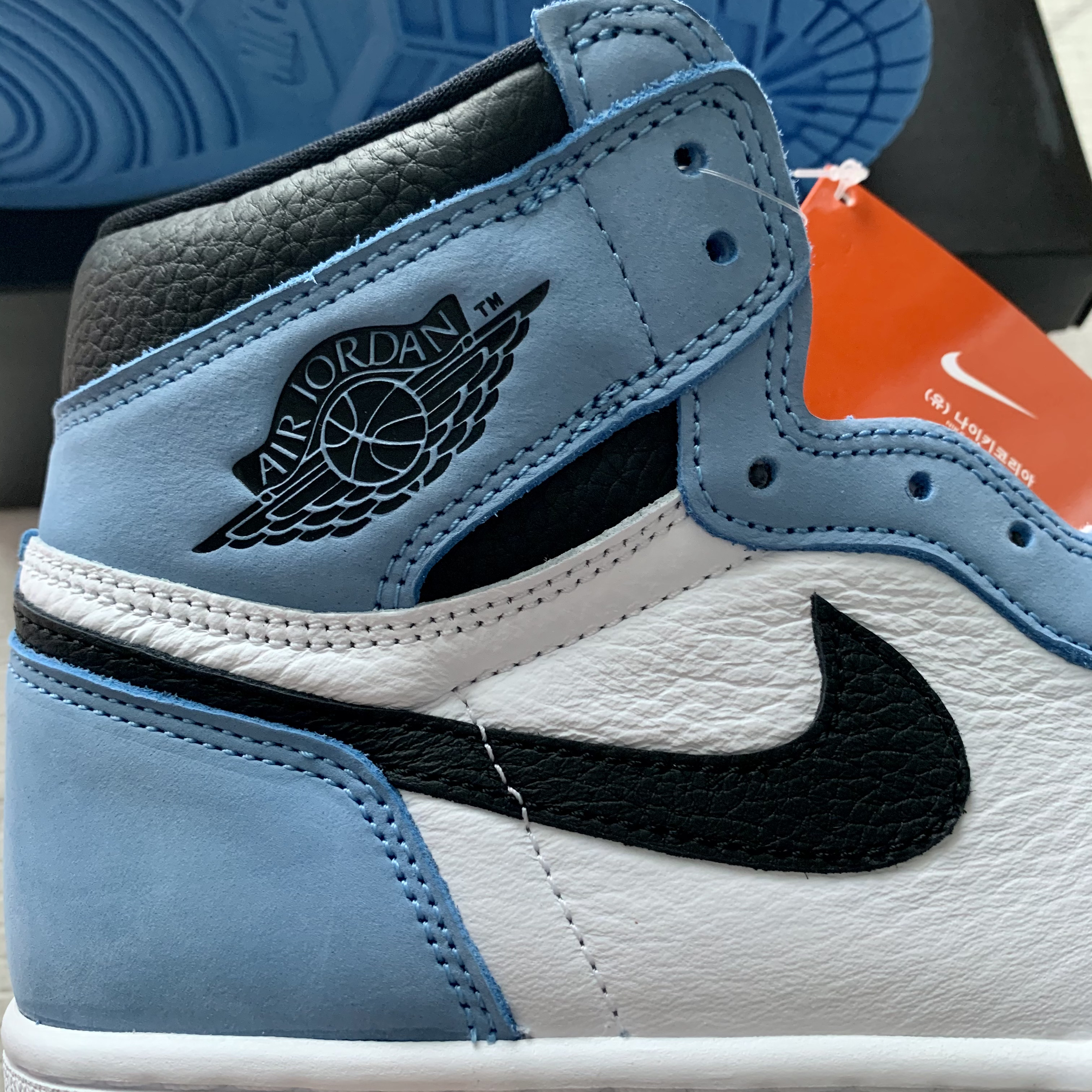 Jordan 1 Retro High OG University Blue 착용 스타일 - 3