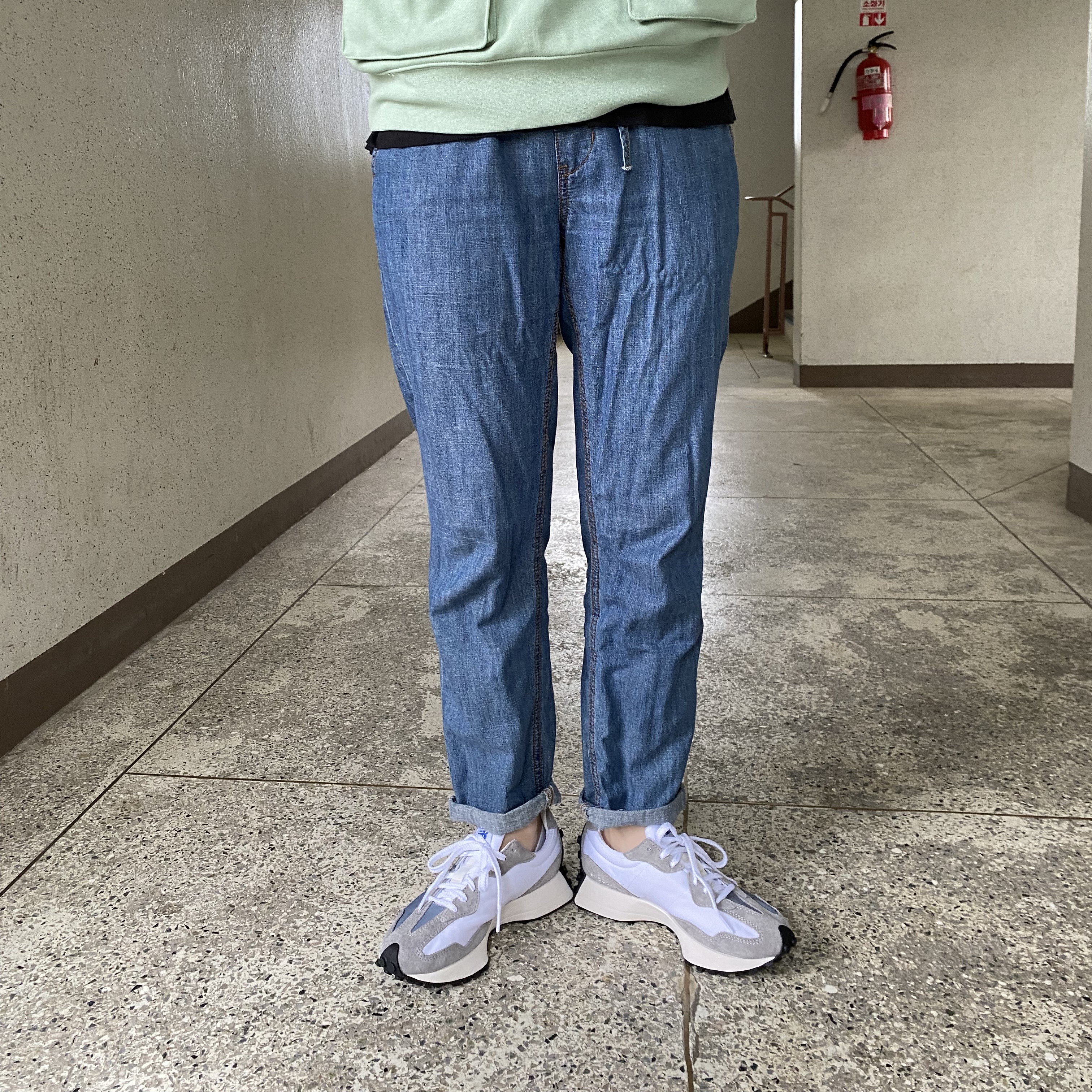 New Balance 327 Grey 착용 스타일 - 3