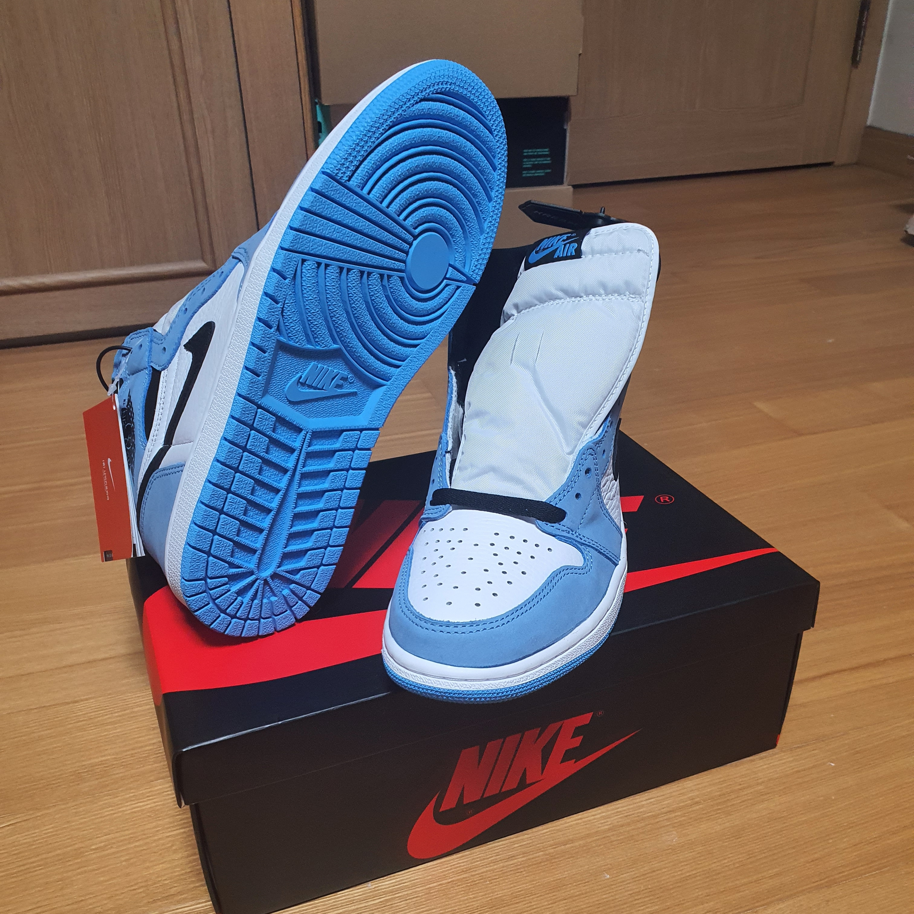 Jordan 1 Retro High OG University Blue 착용 스타일 - 5