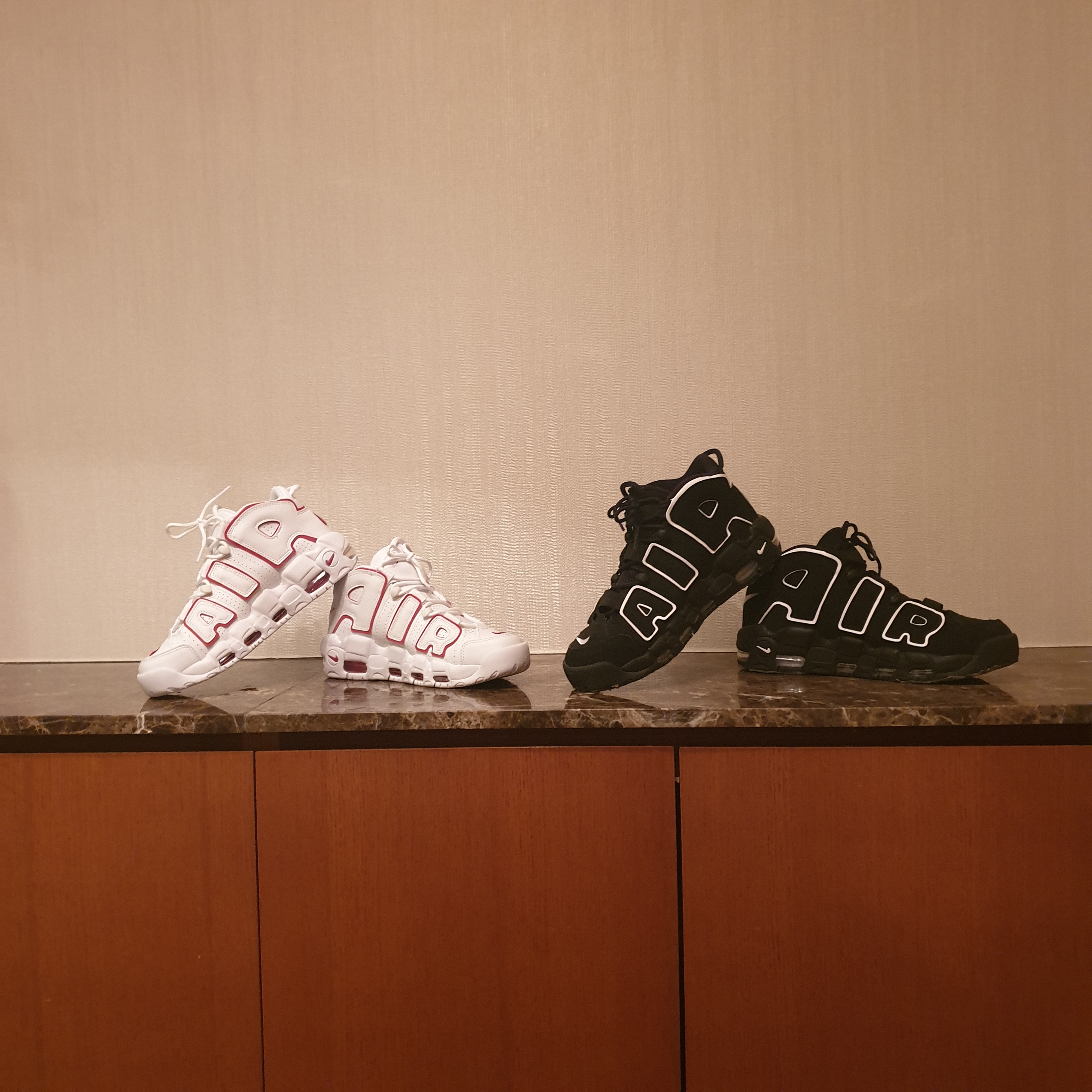 Nike Air More Uptempo Black White 2020, Nike Air More Uptempo White Varsity Red 2021 착용 스타일 - 2