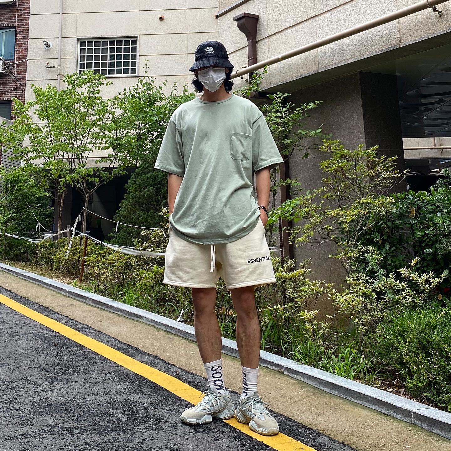 Adidas Yeezy 500 Salt, Essentials Fleece Shorts Buttercream - 20SS 착용 스타일 - 2