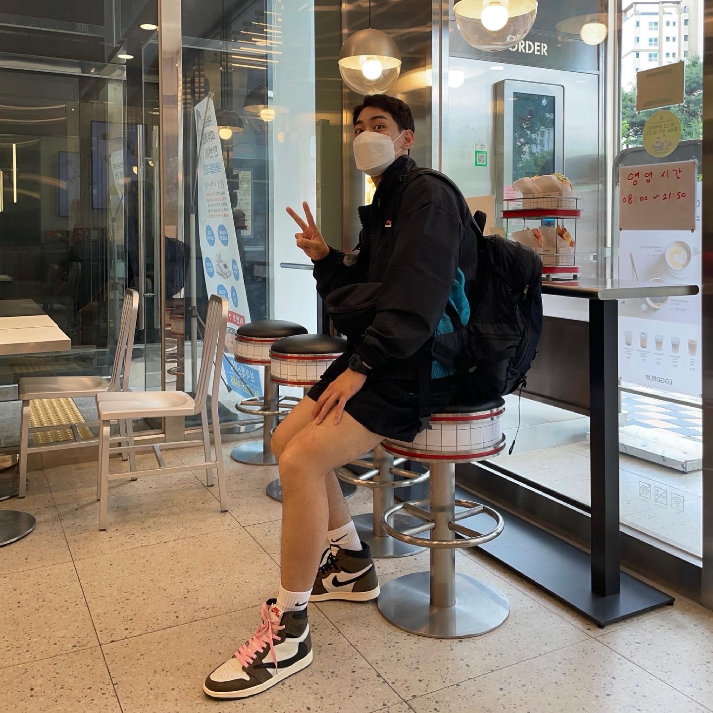 Jordan 1 x Travis Scott Retro High OG SP Mocha, Nike x Skepta M NRG Track Jacket Black 착용 스타일